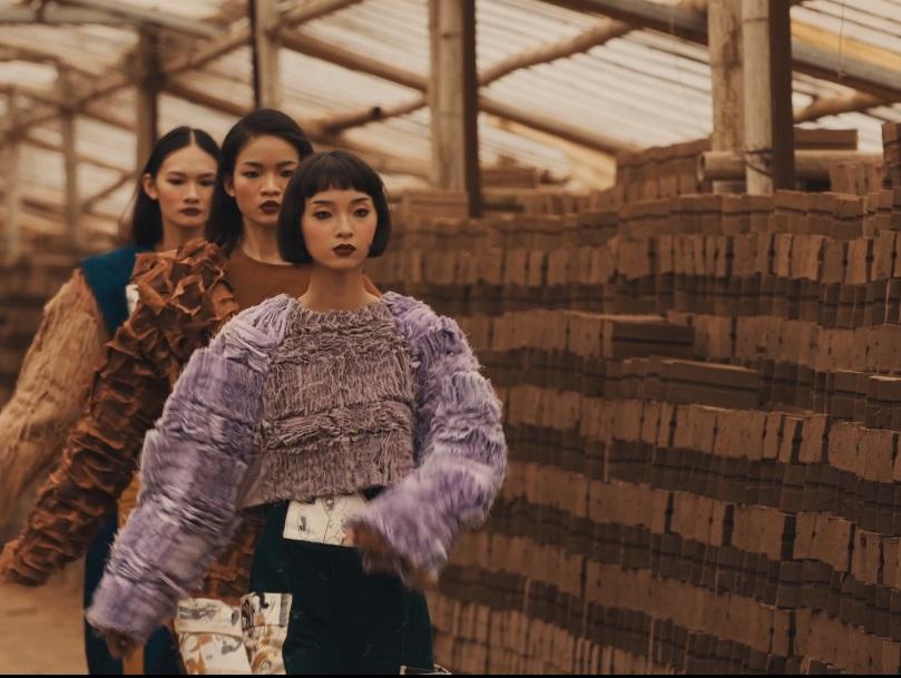 Gen Z và những cách nhìn đời rất lạ qua lăng kính thời trang - Ảnh 8.