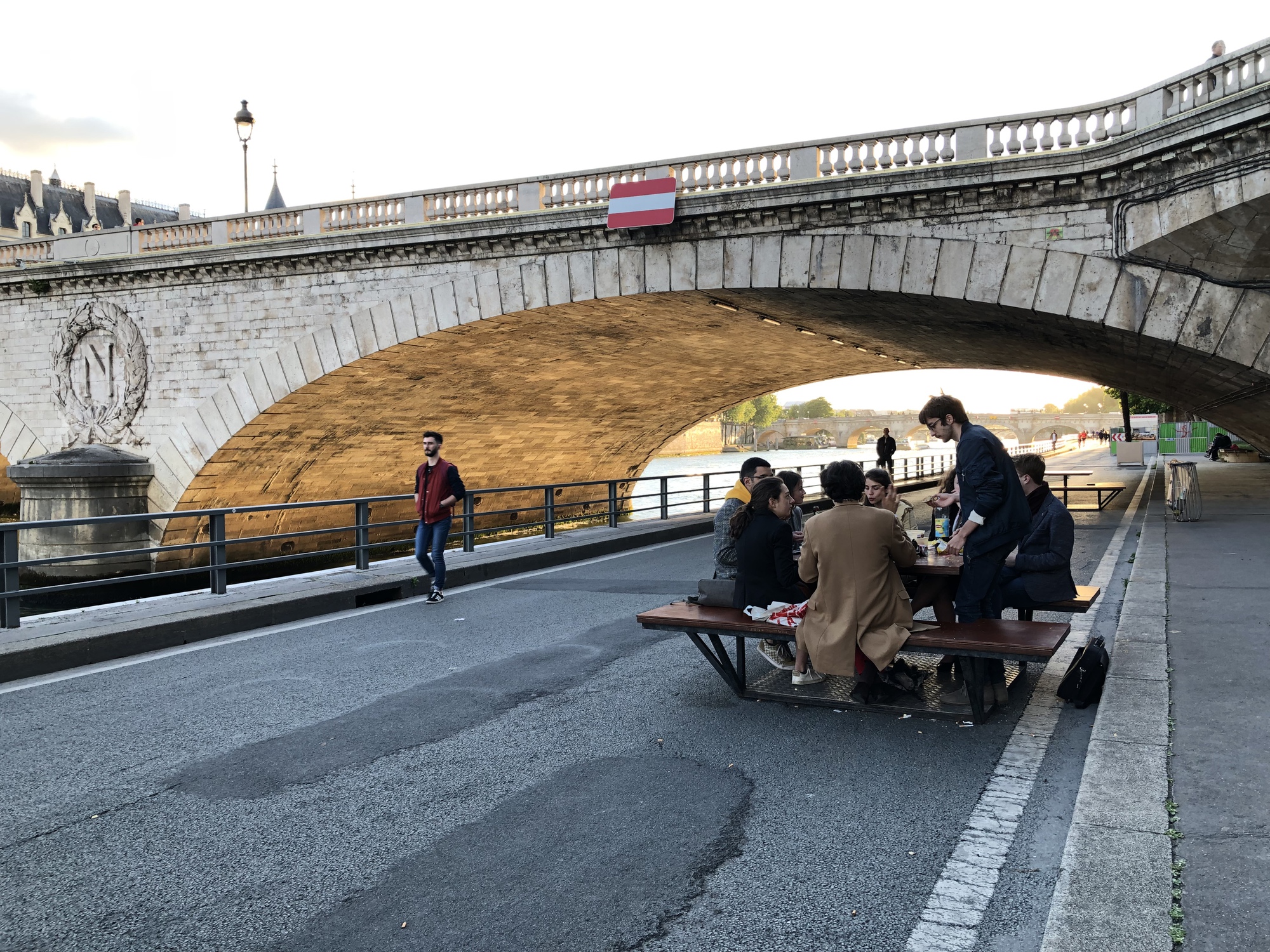 Du lịch mùa thấp điểm cho bạn cơ hội tiết kiệm chi phí và hòa mình với đời sống người bản địa. Ảnh: Dy Khoa. tiết kiệm khi du lịch