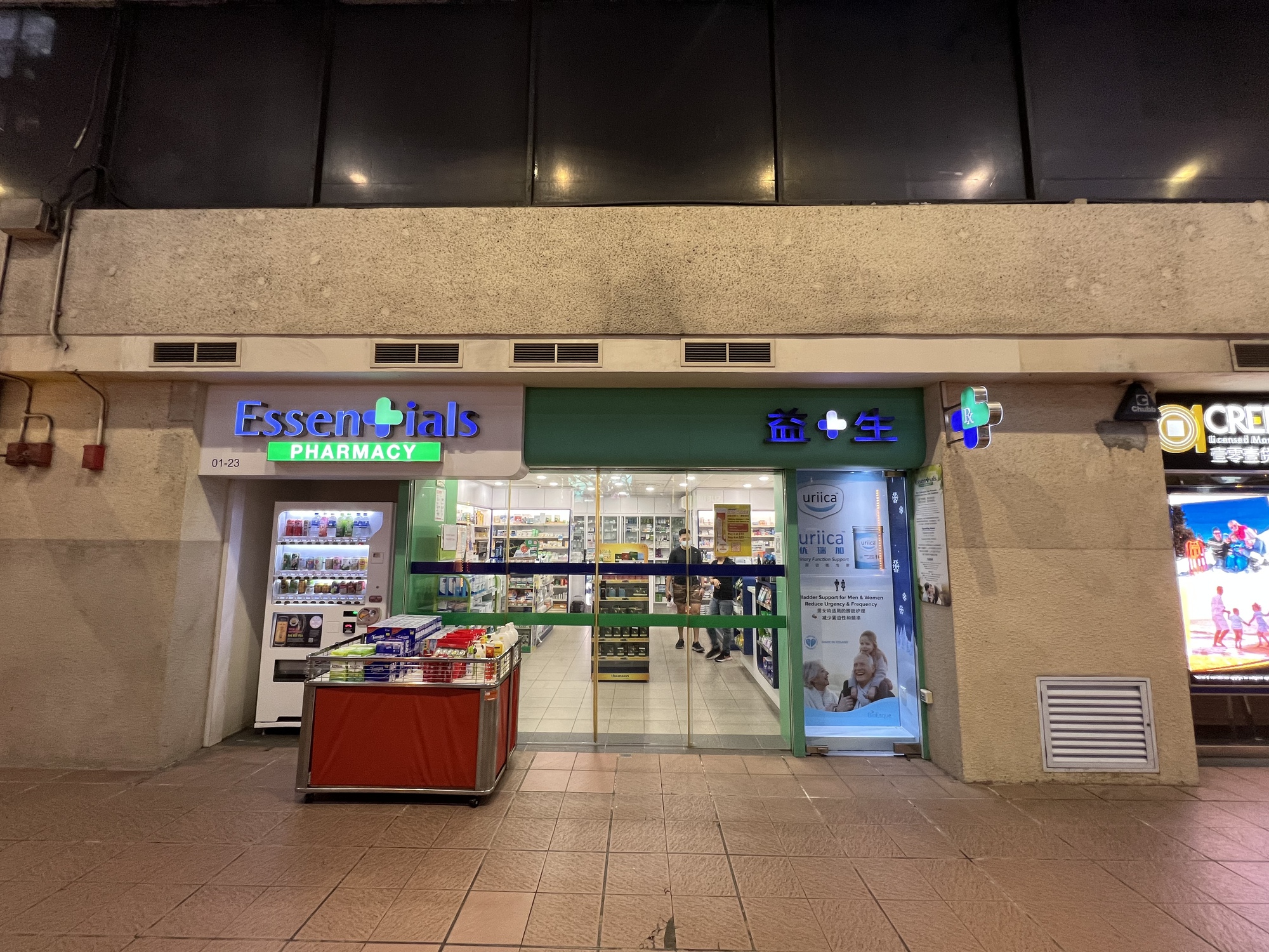 Việc mua thuốc điều trị tại Singapore rất khó, cần sự kê đơn của bác sĩ. Trong khi phí khám rất đắt. Ảnh: Dy Khoa. tiết kiệm khi du lịch