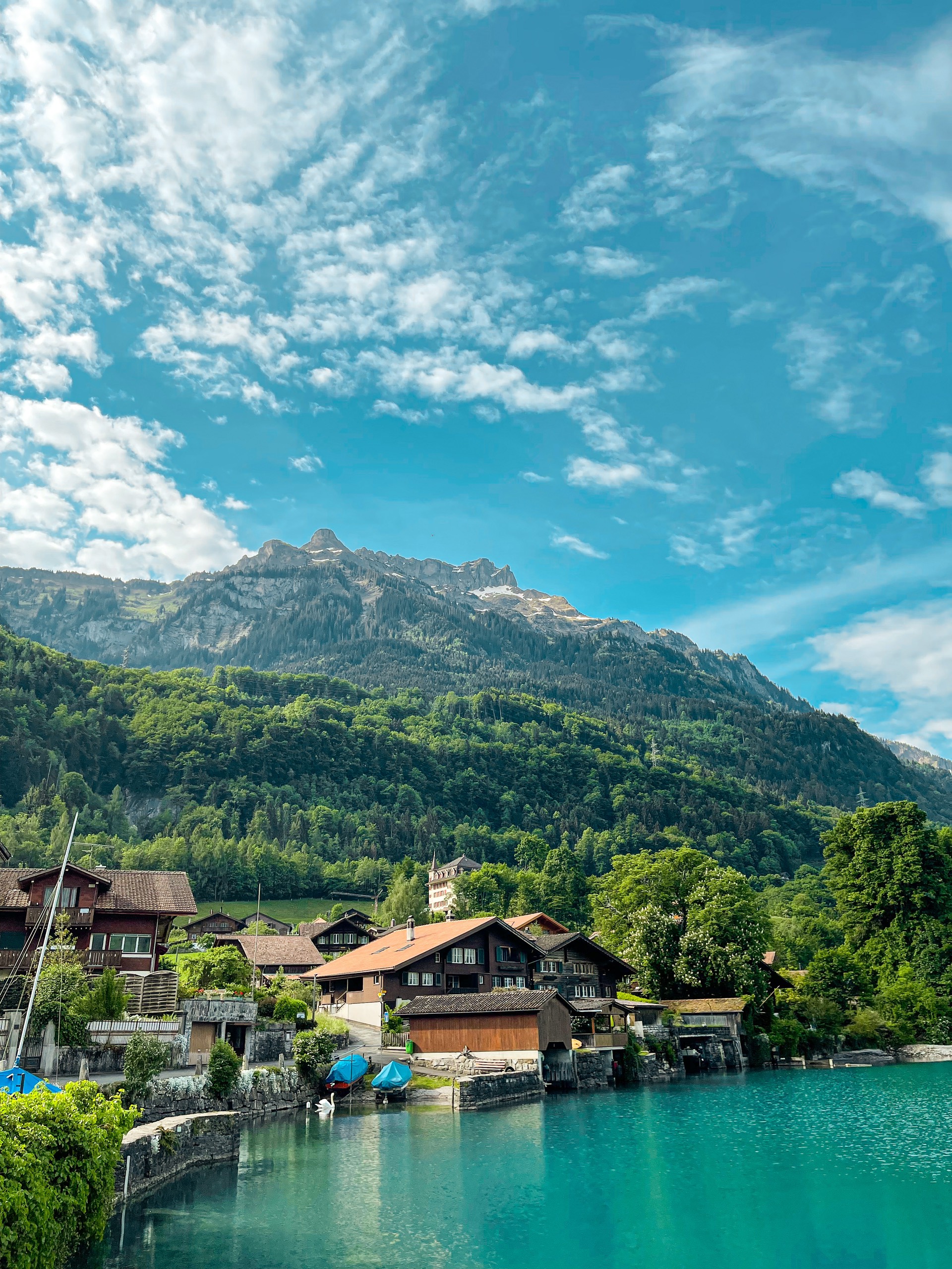 Ngôi làng nhỏ dân số chỉ khoảng 400 người, đẹp nức tiếng ở Thụy Sĩ tới mức được ví là “siêu thực” - Ảnh 1.
