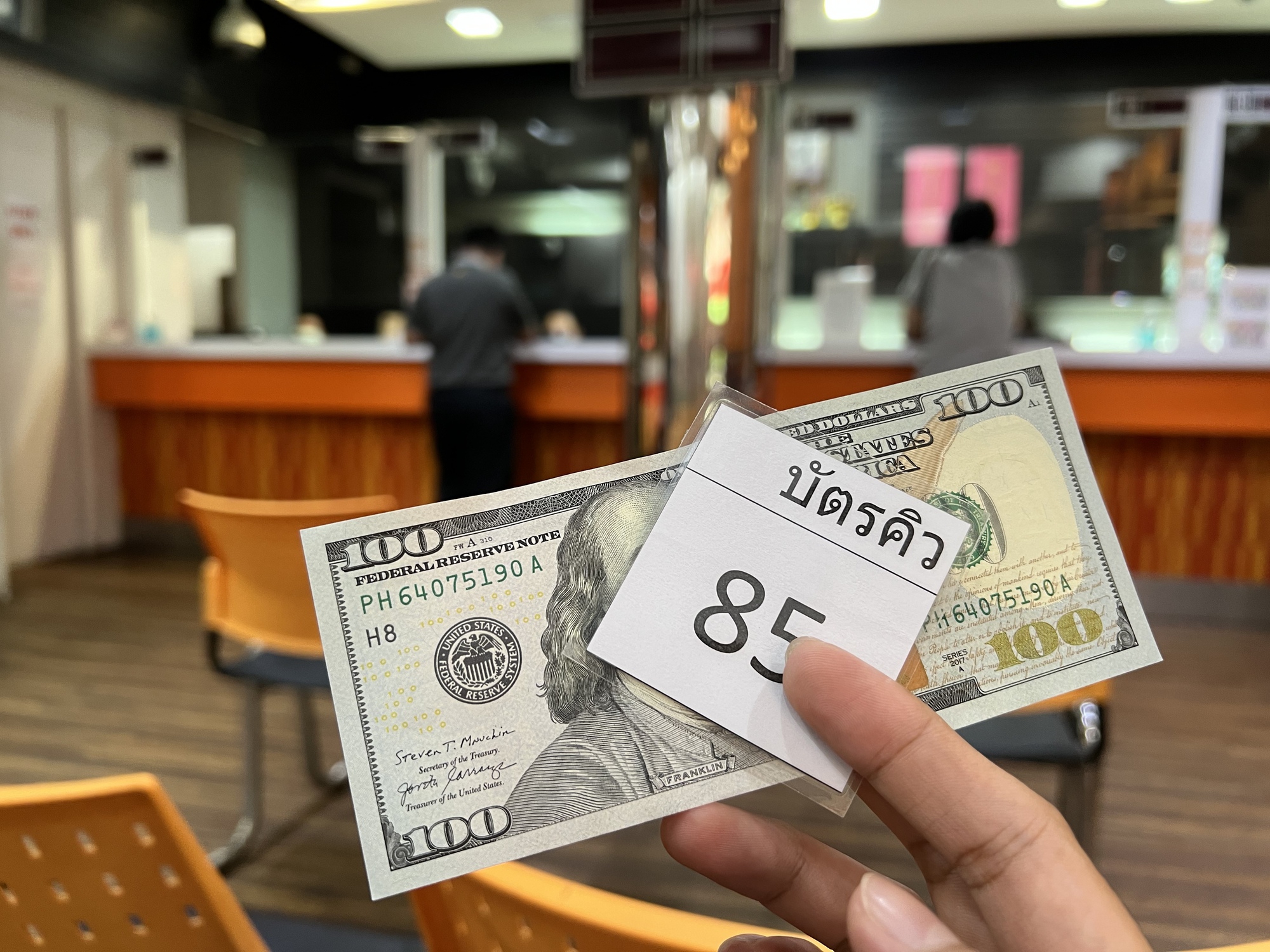 Đổi tiền ở nội đô sẽ có lợi hơn tại sân bay. Ảnh: Dy Khoa. tiết kiệm khi du lịch