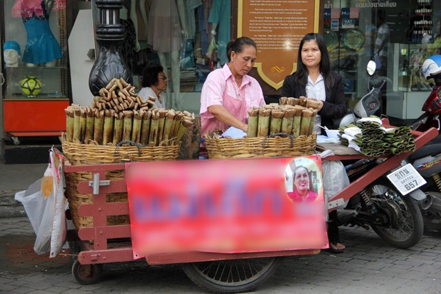 Cơm lam Việt Nam “xuất ngoại” sang Thái Lan, Malaysia: Vẫn được nấu trong ống tre nhưng nguyên liệu có gì khác? - Ảnh 7.