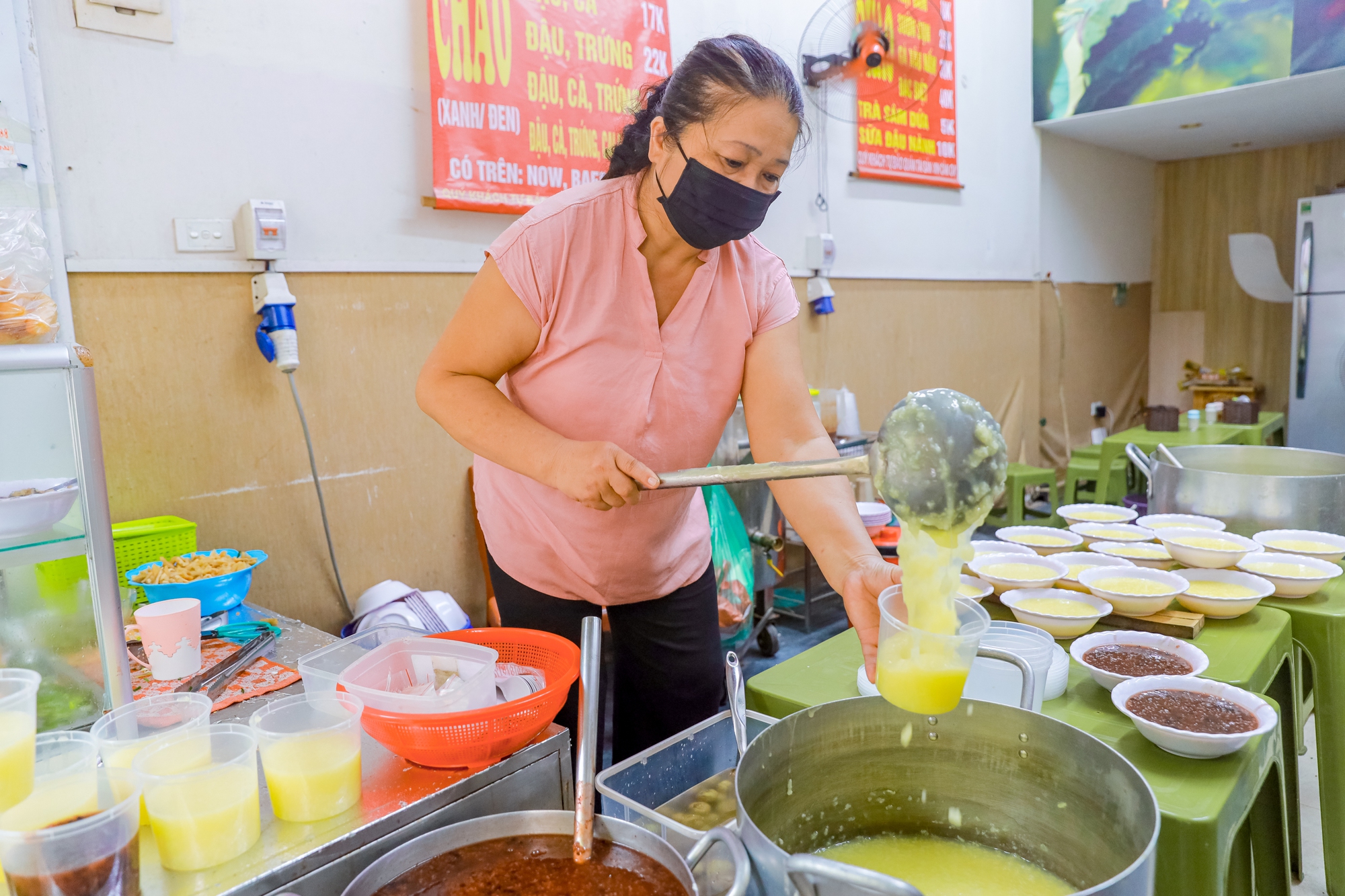 Quán cháo cà đậu gần 20 năm trên phố cổ giúp người Hà Nội &quot;giải nhiệt&quot; mùa hè và còn là chỗ ăn trưa giá rẻ của dân văn phòng - Ảnh 2.