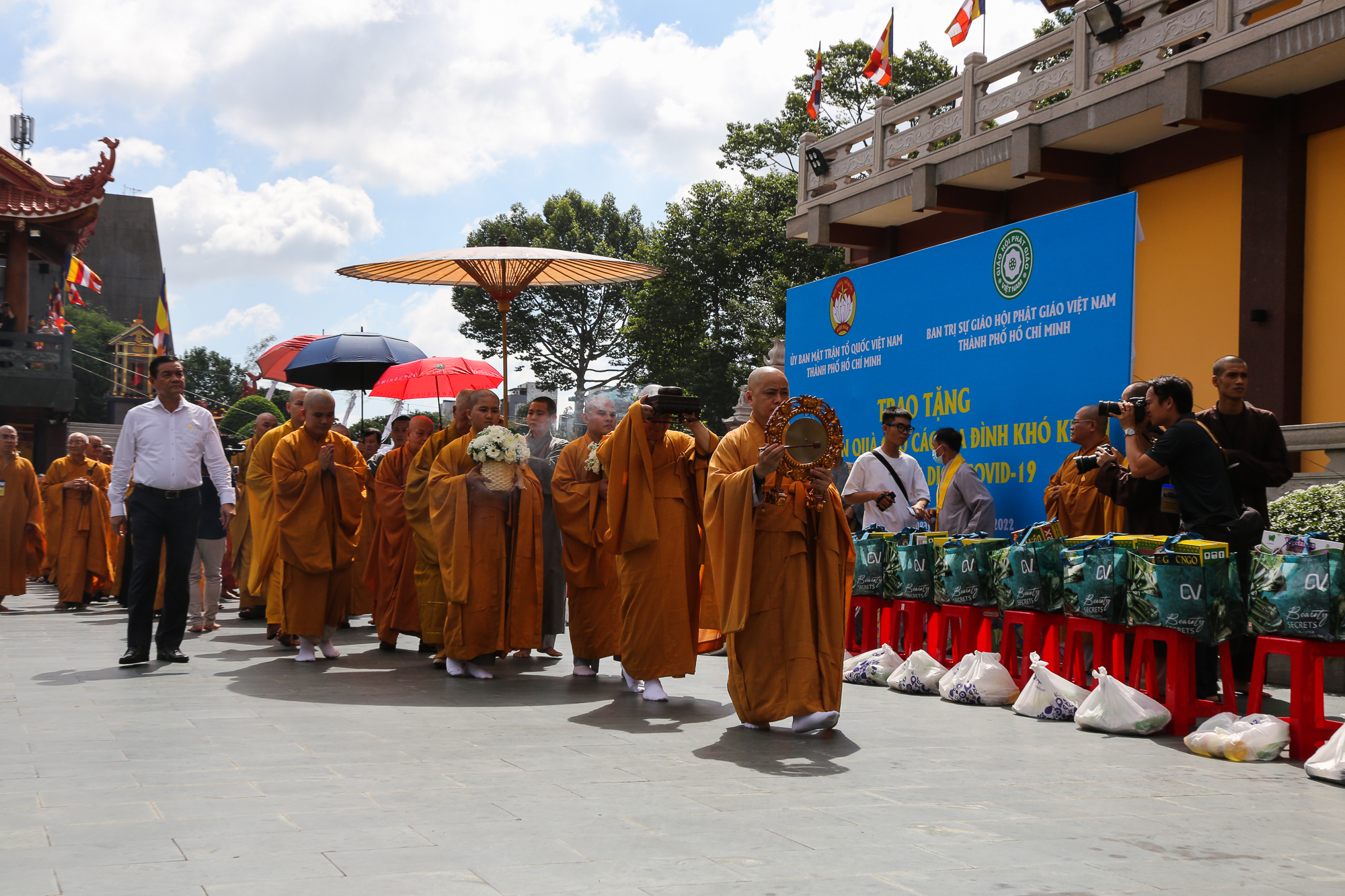 Xúc động lễ cầu siêu đồng bào tử vong và cán bộ, chiến sĩ hy sinh trong đại dịch Covid-19 ở TP.HCM - Ảnh 14.