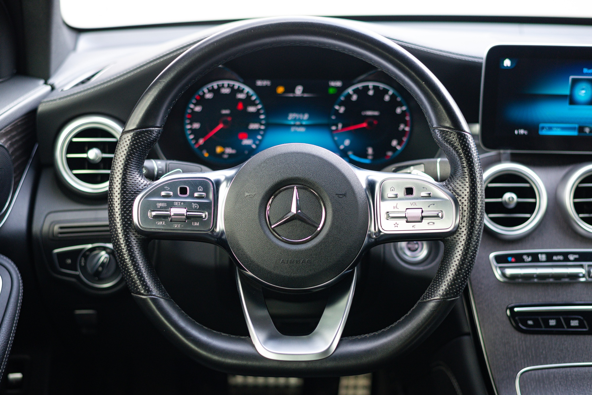 ‘Hàng hiếm’ Mercedes-Benz GLC 300 Coupe 2 năm tuổi được rao bán lại với mức giá gần 2,7 tỷ đồng - Ảnh 10.