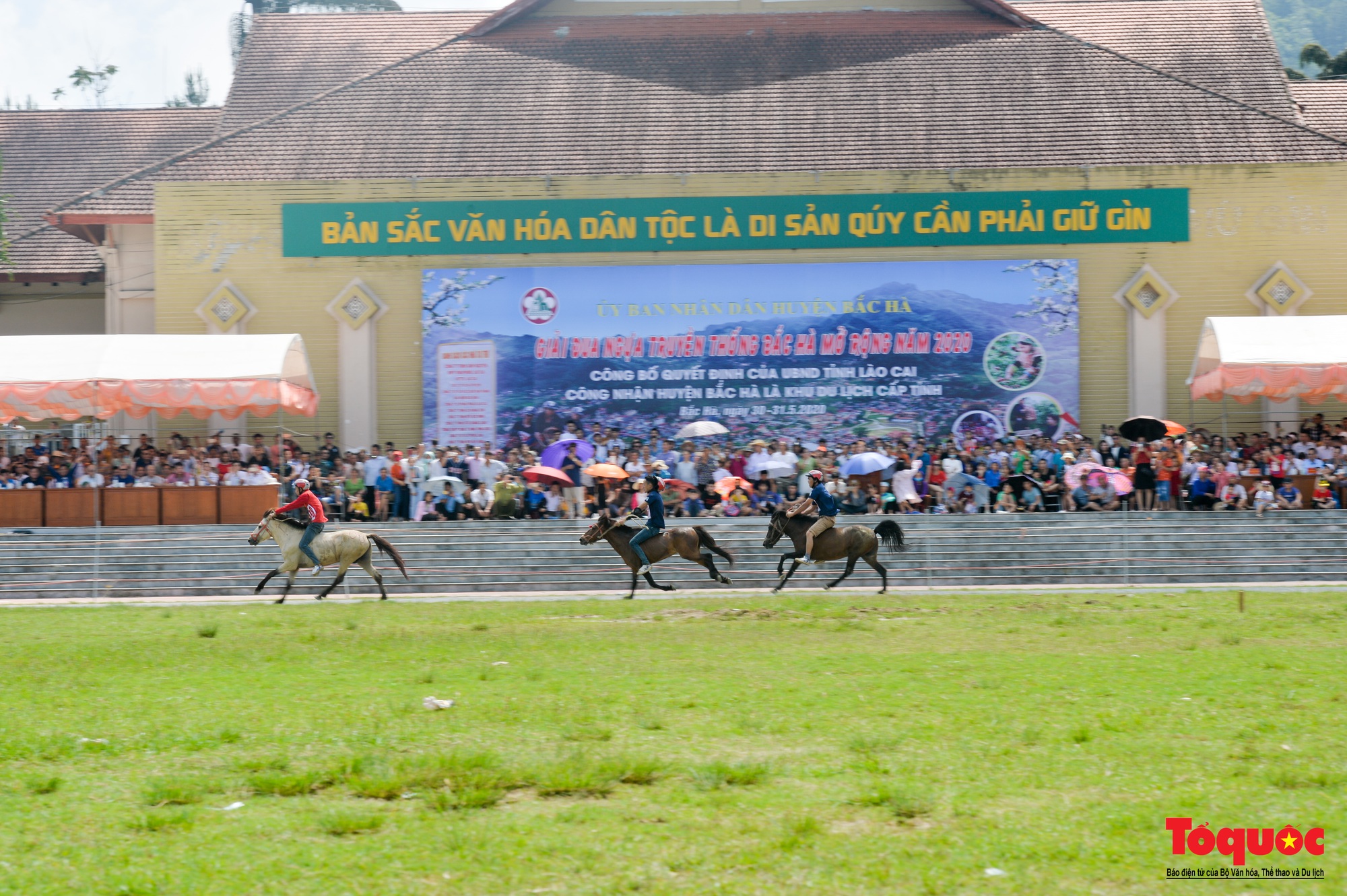 Lễ hội đua ngựa Bắc Hà: Nét văn hóa đặc sắc của đồng bào các dân tộc Tây Bắc - Ảnh 1.