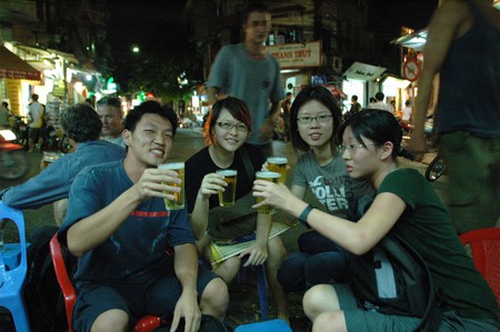 Khách Tây viết cẩm nang uống bia chuẩn Việt: Nâng cốc vì những tình huống có một không hai - Ảnh 2.
