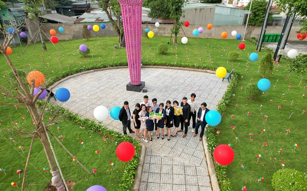 Iris Tower rực rỡ giữa bầu trời “Lễ hội sắc màu” - Ảnh 1.