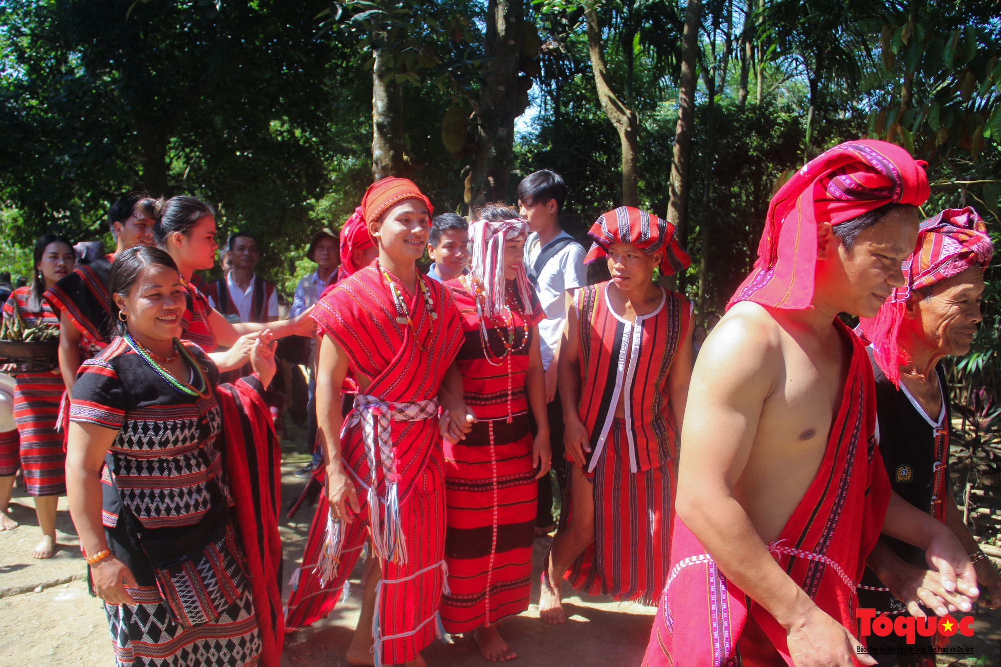 Giữ gìn nét đẹp văn hóa truyền thống trong đám cưới của người Pa Cô - Ảnh 5.
