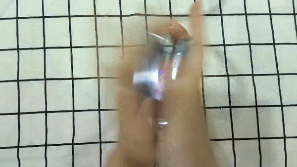 Thử nghiệm độ bền của Z Flip4: Gập mở liên tục 5 phút, nhúng nước “nguyên cây” và đây là thành quả - Ảnh 4.