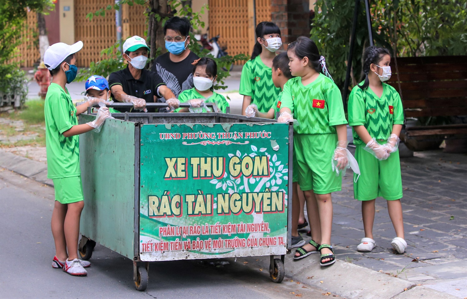 “Biệt đội nhí” bảo vệ môi trường - Ảnh 1.