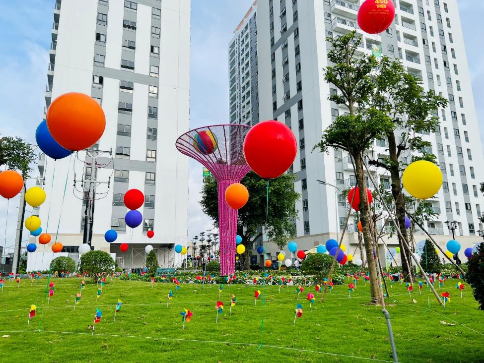 Iris Tower rực rỡ giữa bầu trời “Lễ hội sắc màu” - Ảnh 2.