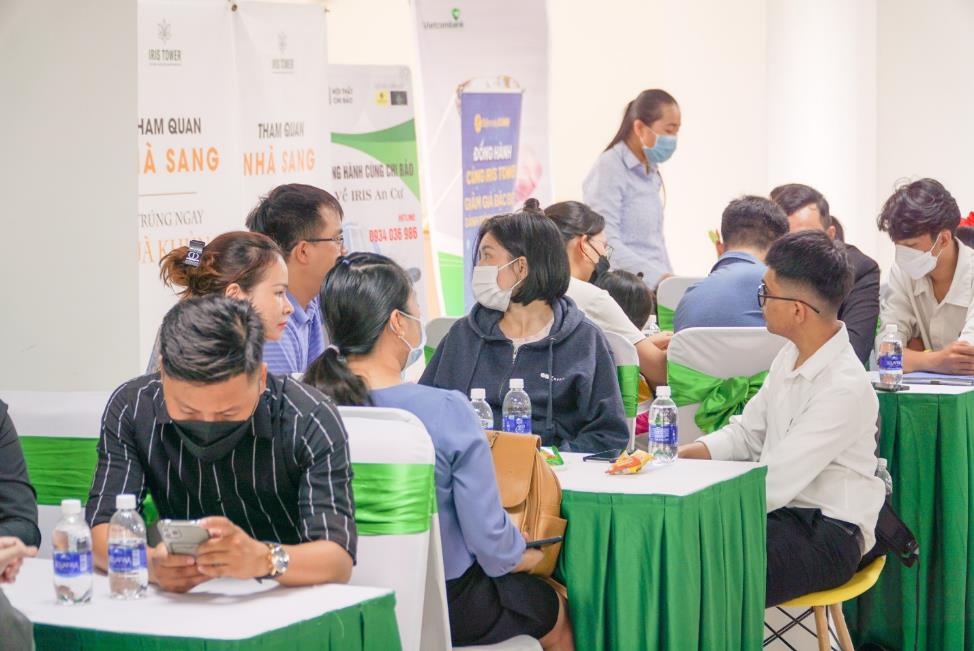 Iris Tower rực rỡ giữa bầu trời “Lễ hội sắc màu” - Ảnh 3.