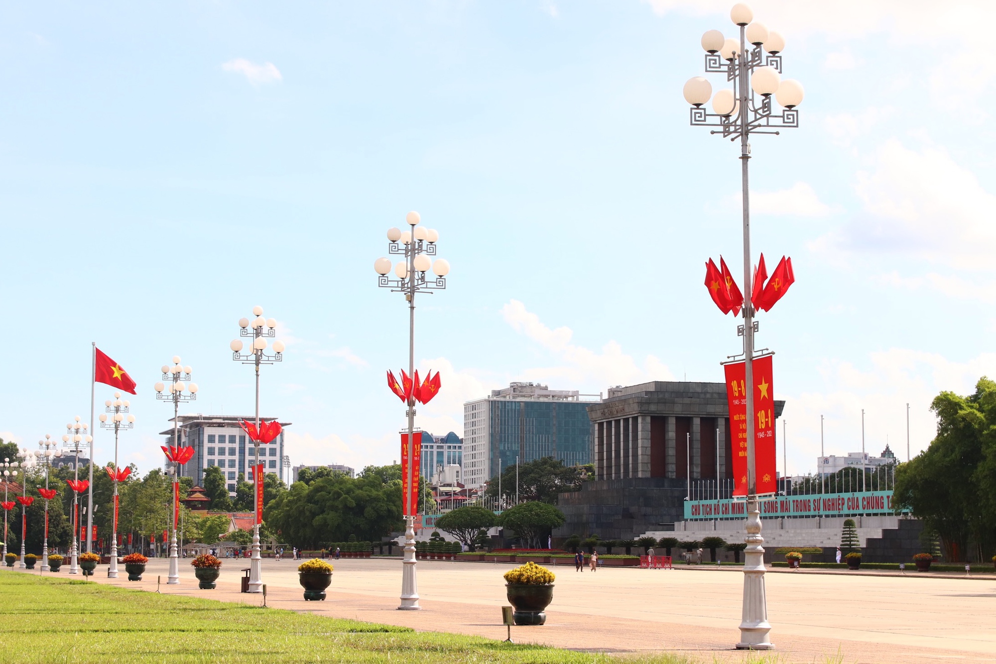 Phố phường thủ đô được trang hoàng màu cờ đỏ thắm chào mừng Quốc khánh 2/9 - Ảnh 3.