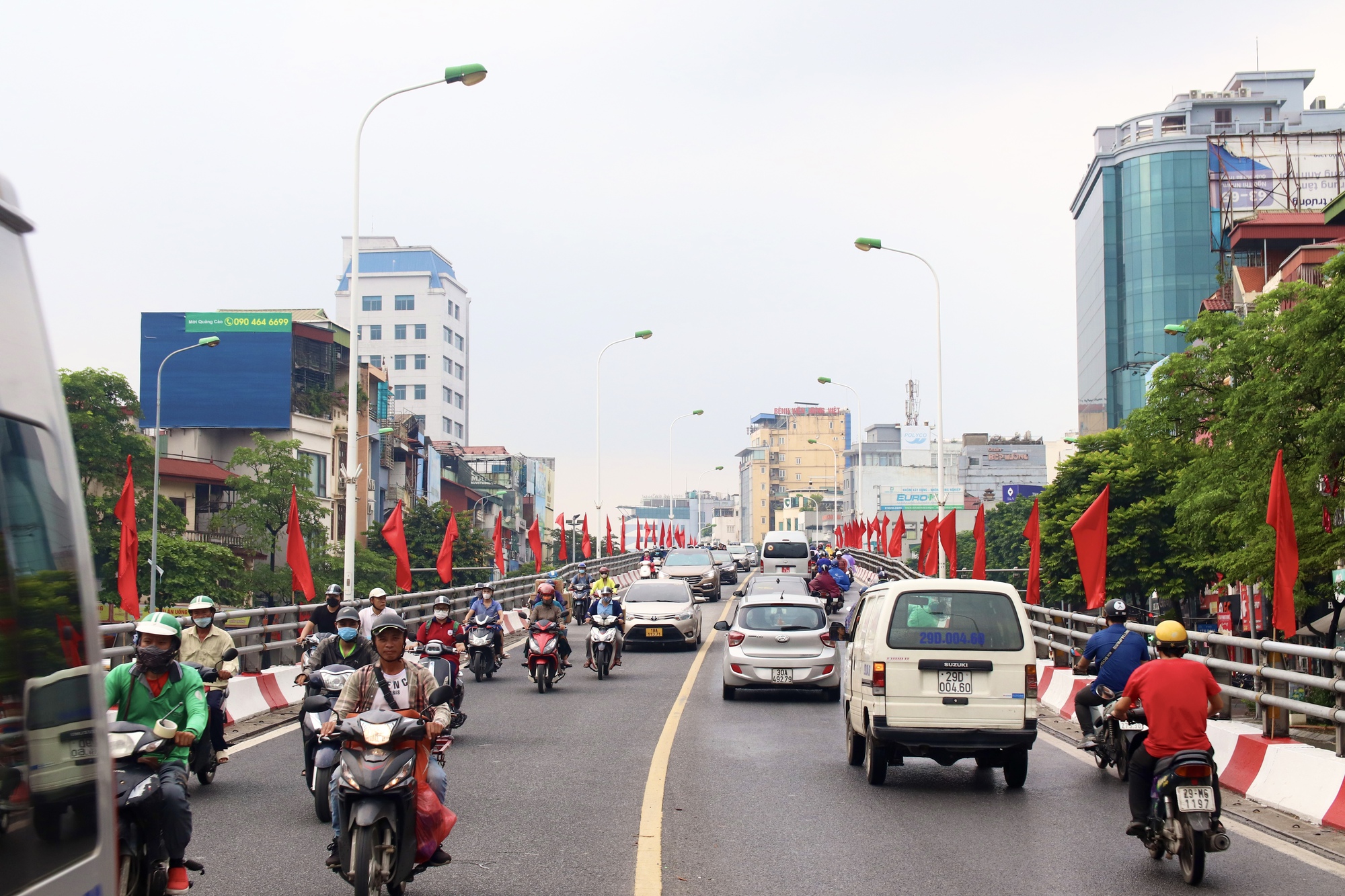 Phố phường thủ đô được trang hoàng màu cờ đỏ thắm chào mừng Quốc khánh 2/9 - Ảnh 1.