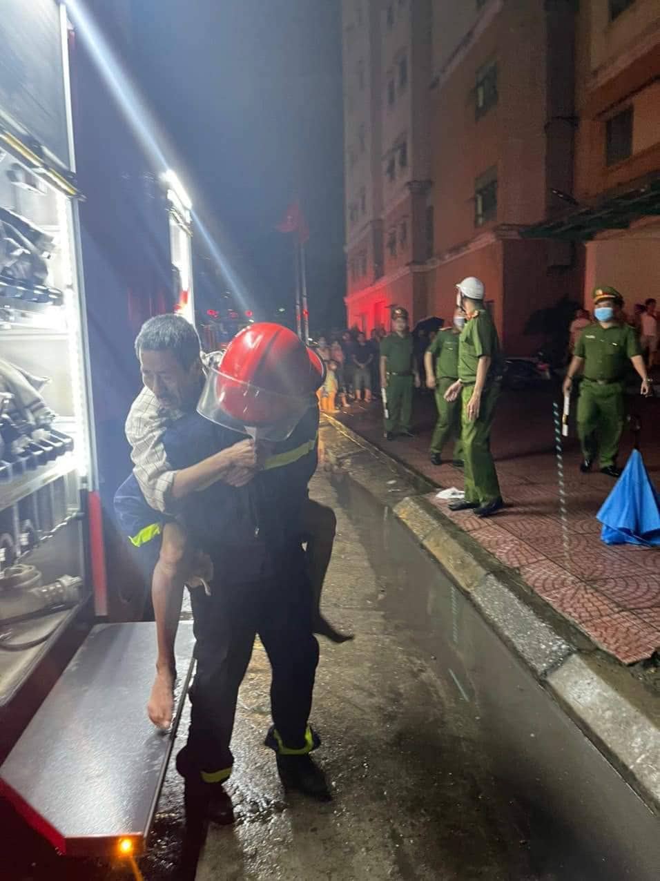 Chiến sĩ cảnh sát PCCC kể lại khoảnh khắc 'buông đũa bát' đi dập lửa, cứu thoát 15 người trong vụ cháy chung cư ở Hà Nội - Ảnh 8