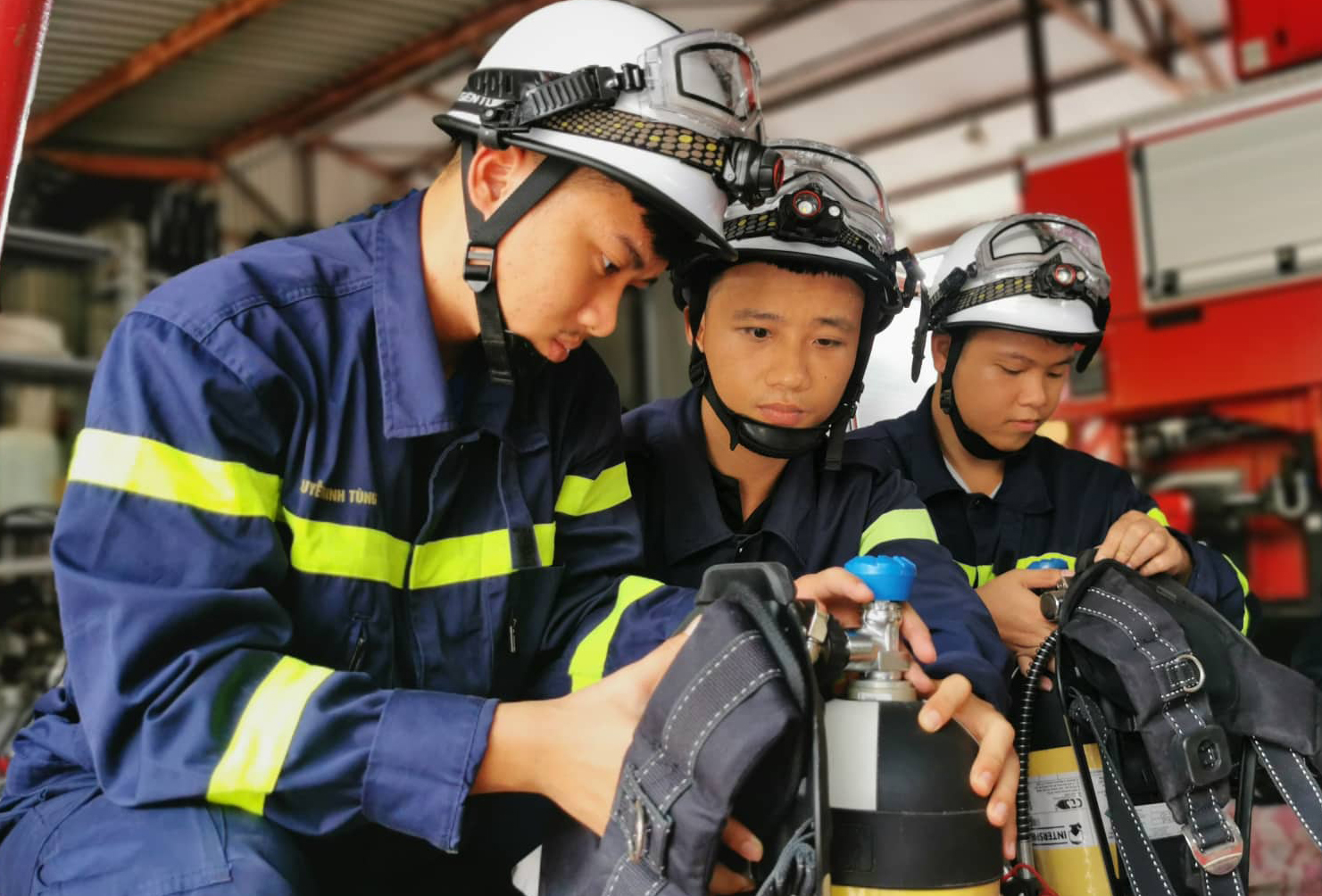 Chiến sĩ cảnh sát PCCC kể lại khoảnh khắc 'buông đũa bát' đi dập lửa, cứu thoát 15 người trong vụ cháy chung cư ở Hà Nội - Ảnh 6