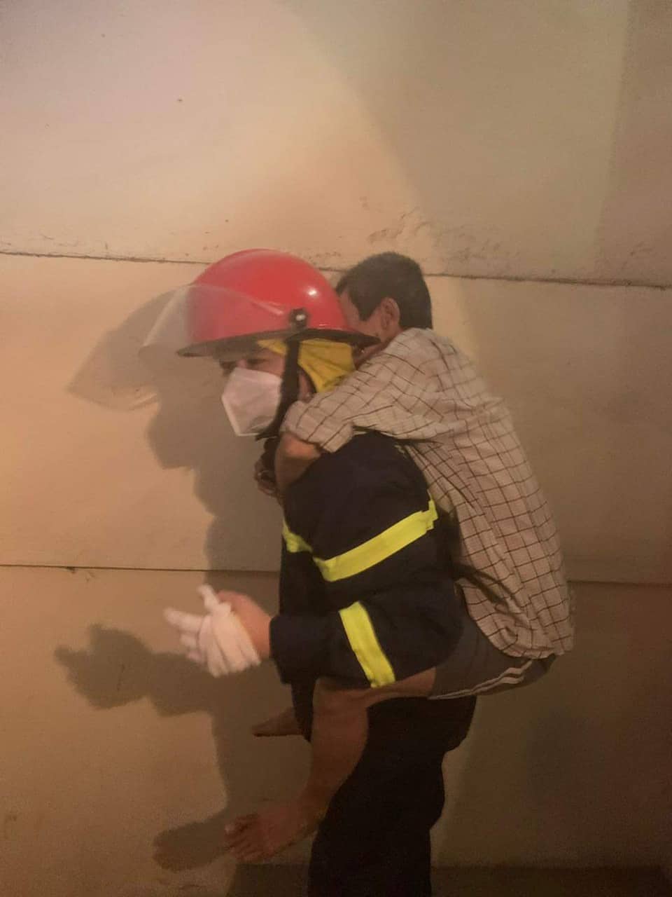Chiến sĩ cảnh sát PCCC kể lại khoảnh khắc 'buông đũa bát' đi dập lửa, cứu thoát 15 người trong vụ cháy chung cư ở Hà Nội - Ảnh 9