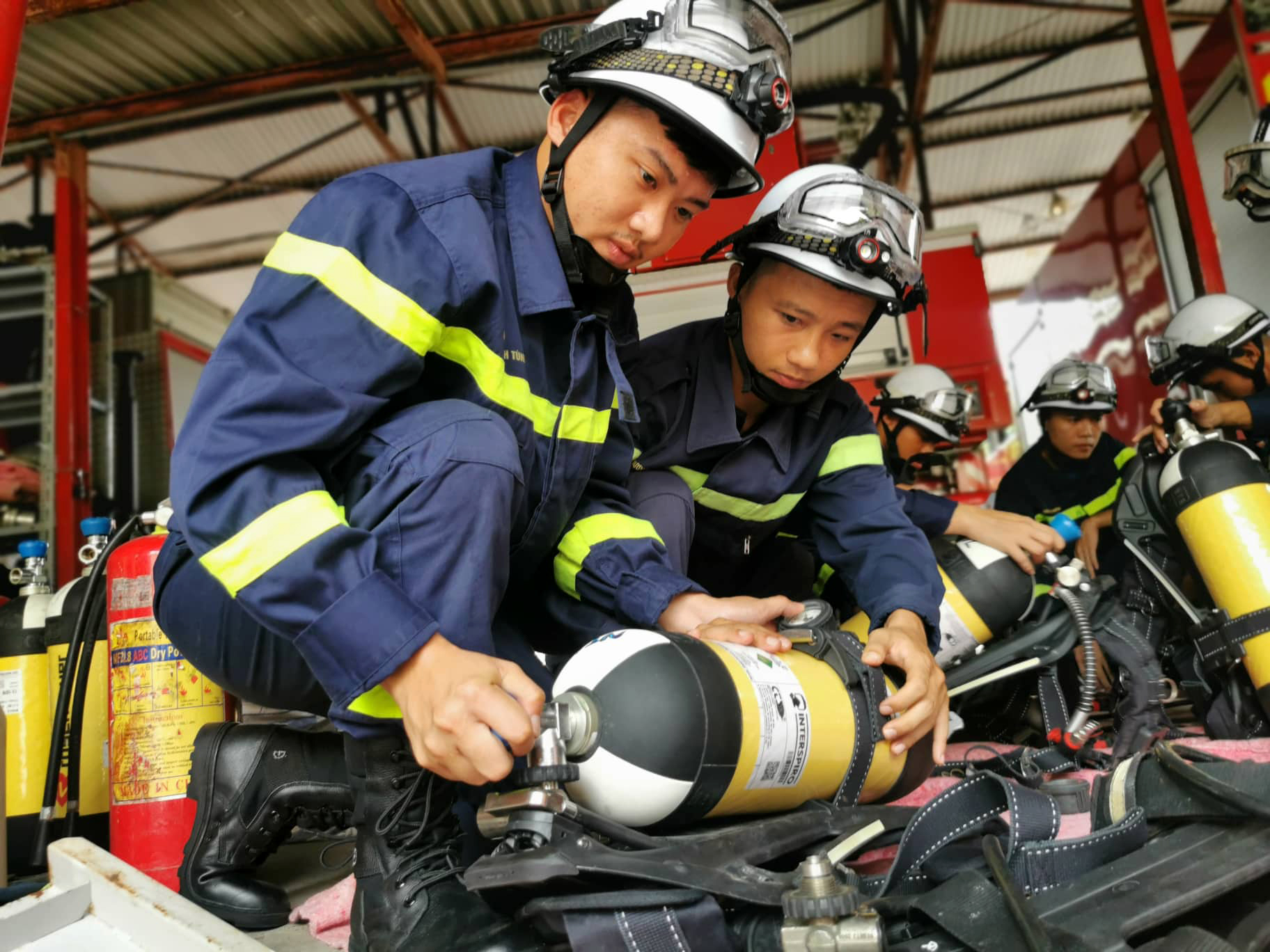 Chiến sĩ cảnh sát PCCC kể lại khoảnh khắc 'buông đũa bát' đi dập lửa, cứu thoát 15 người trong vụ cháy chung cư ở Hà Nội - Ảnh 4