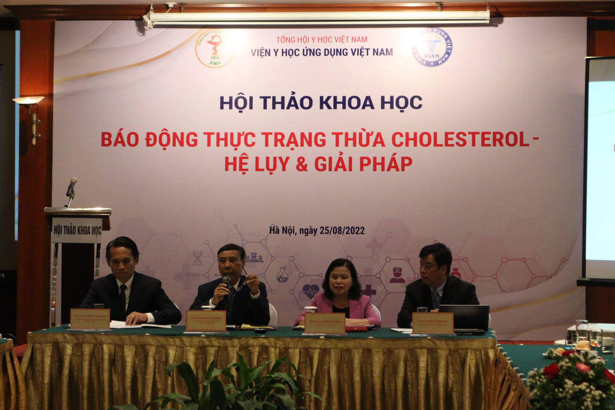 TS.BS Trương Hồng Sơn đưa ra: 5 gạch đầu dòng giúp &quot;quét sạch&quot; cholesterol máu cao - Ảnh 1.