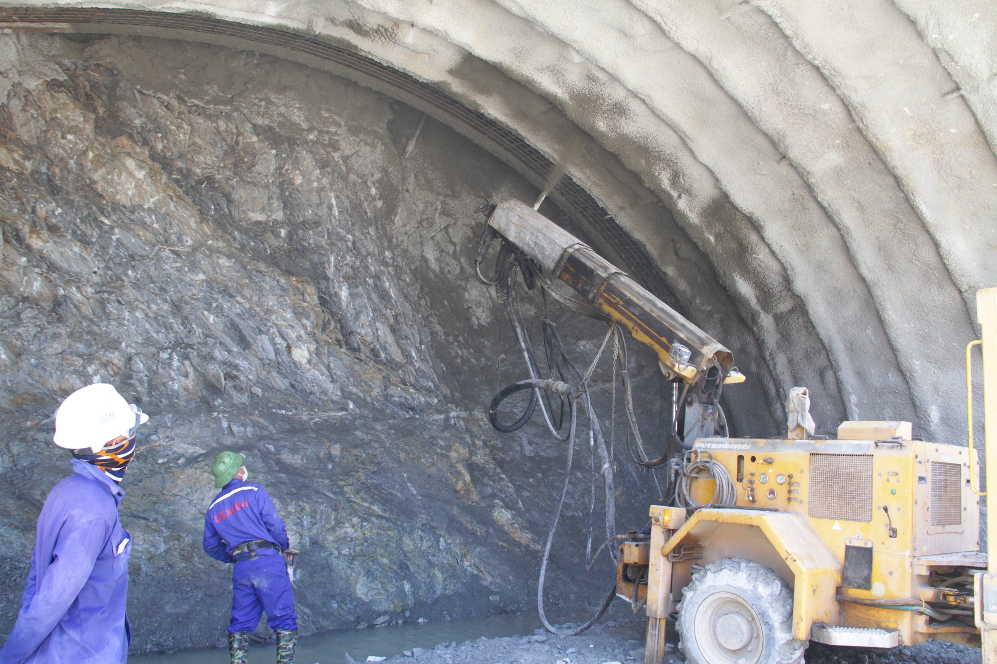 Nhộn nhịp đại công trường đào hầm xuyên núi Thần Vũ để làm cao tốc Bắc Nam   - Ảnh 7.