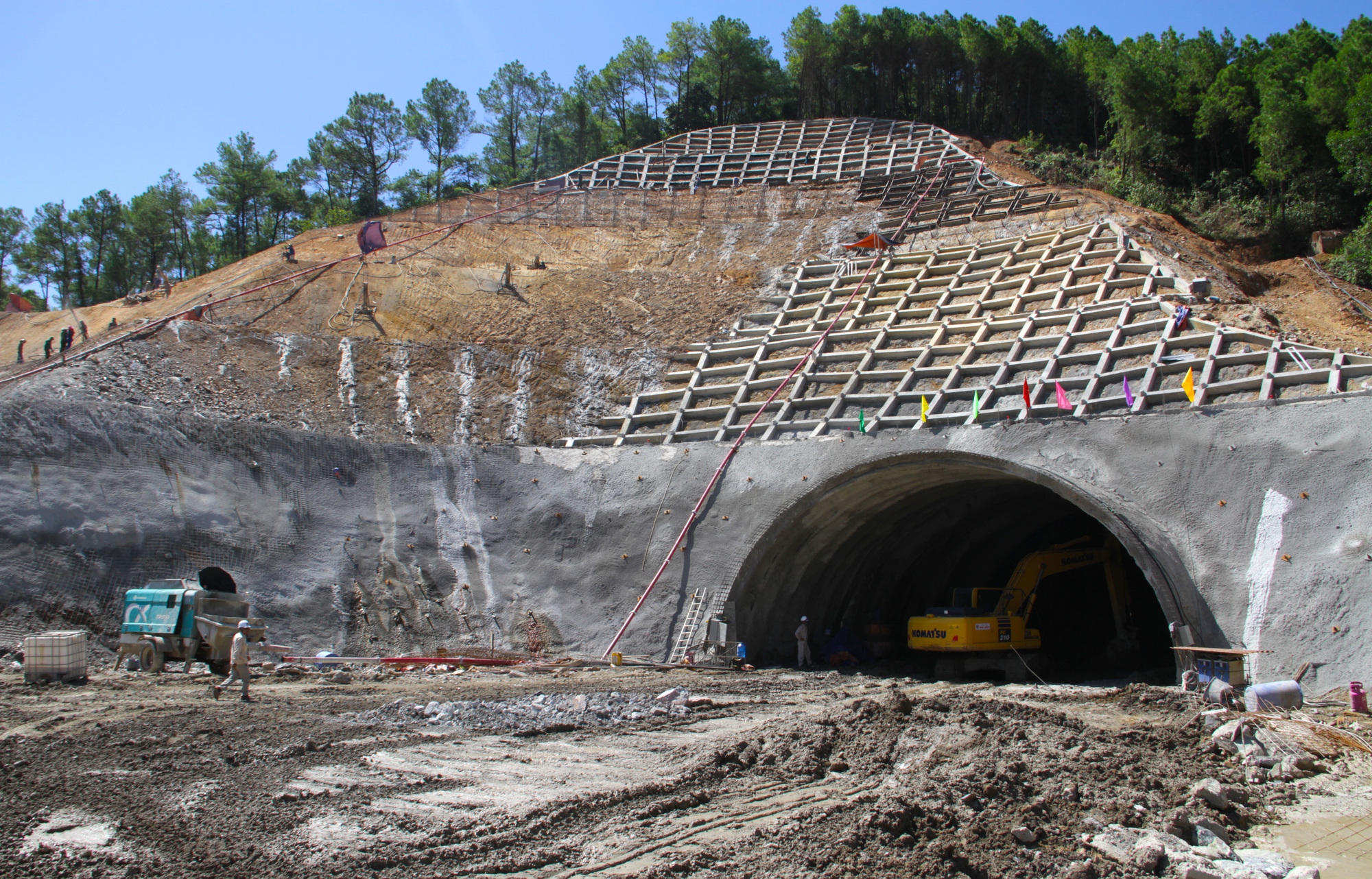 Nhộn nhịp đại công trường đào hầm xuyên núi Thần Vũ để làm cao tốc Bắc Nam   - Ảnh 4.