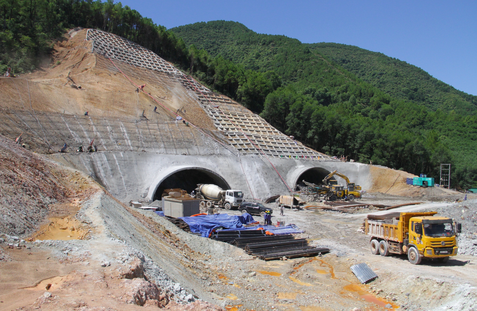 Nhộn nhịp đại công trường đào hầm xuyên núi Thần Vũ để làm cao tốc Bắc Nam   - Ảnh 3.