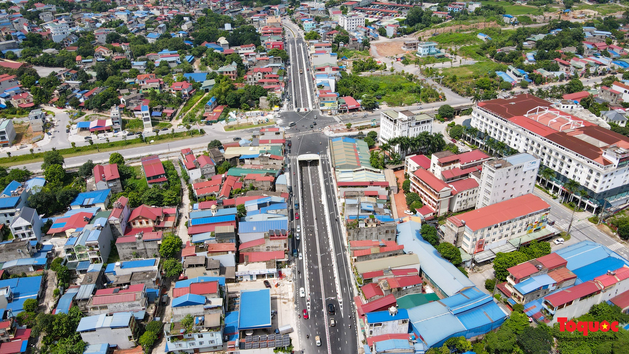 Cận cảnh hầm chui hơn 200 tỷ đồng ở &quot;Thủ đô gió ngàn&quot; trước ngày thông xe - Ảnh 1.