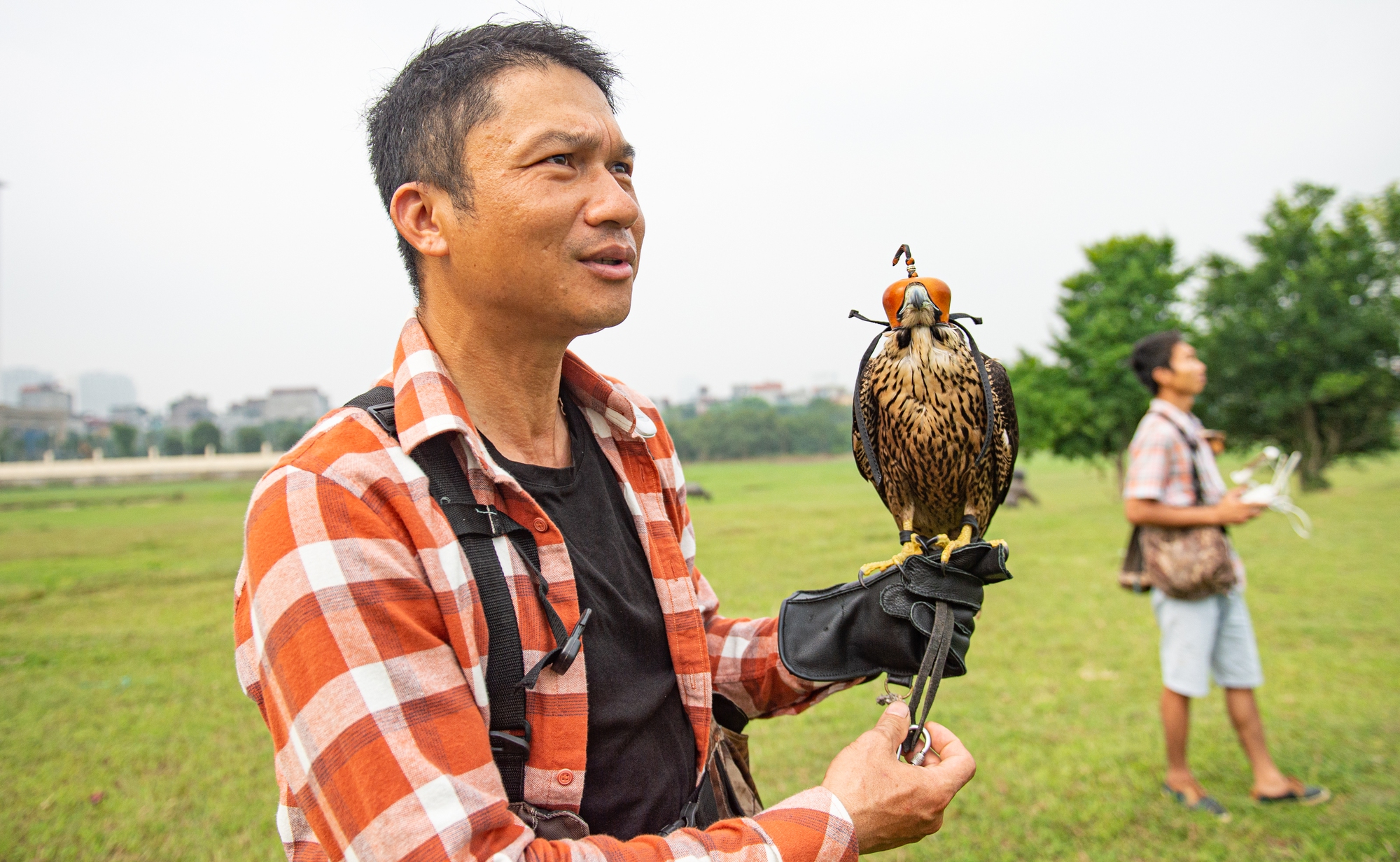 Ảnh: Dùng flycam, định vị GPS, tiêu tốn hàng chục triệu huấn luyện chim săn mồi để giải trí - Ảnh 14.