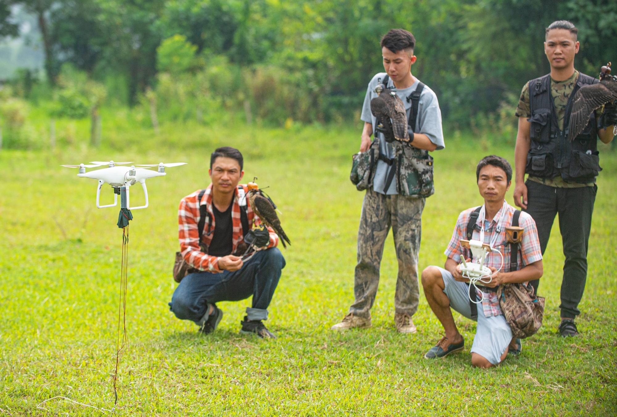 Ảnh: Dùng flycam, định vị GPS, tiêu tốn hàng chục triệu huấn luyện chim săn mồi để giải trí - Ảnh 10.