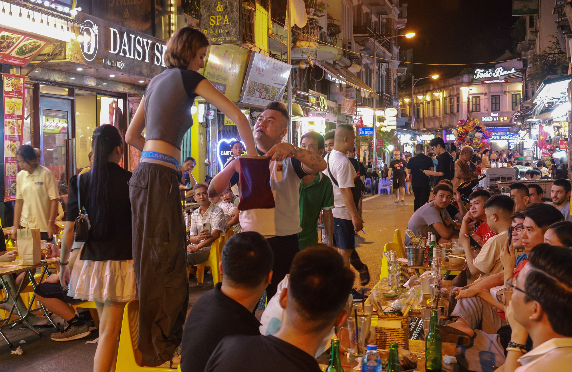 Các địa điểm vui chơi đêm ở Hà Nội không thể bỏ lỡ - Ảnh 15.