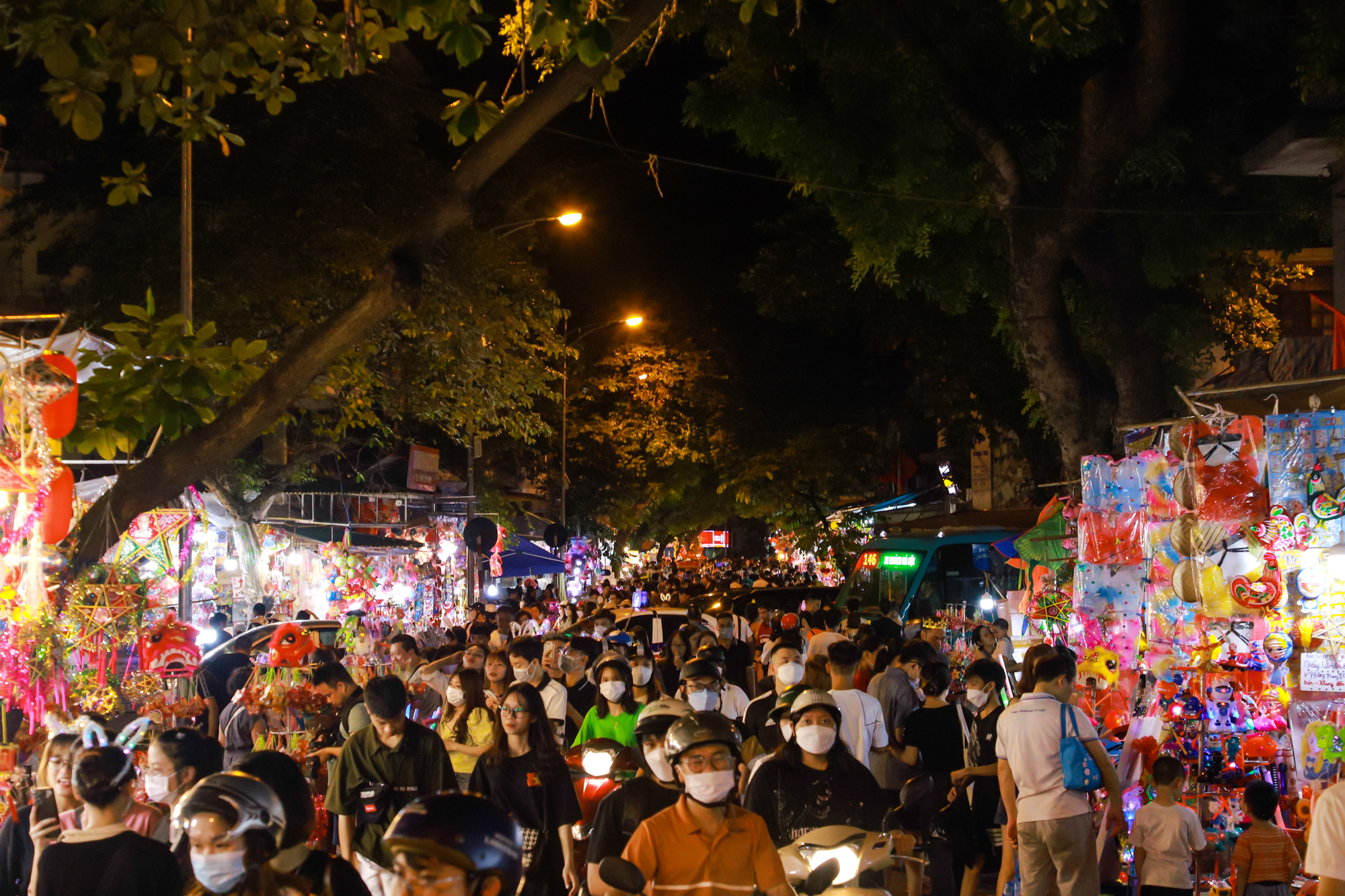 Các địa điểm vui chơi đêm ở Hà Nội không thể bỏ lỡ - Ảnh 12.