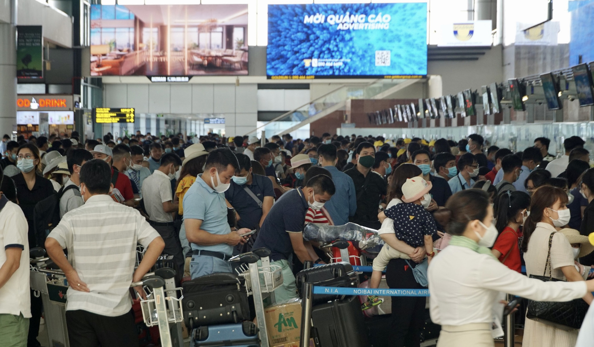 Sân bay Nội Bài dự kiến đón 80.000 khách/ngày dịp nghỉ lễ Quốc khánh, hành khách cần lưu ý những gì khi đi tàu bay? - Ảnh 1.