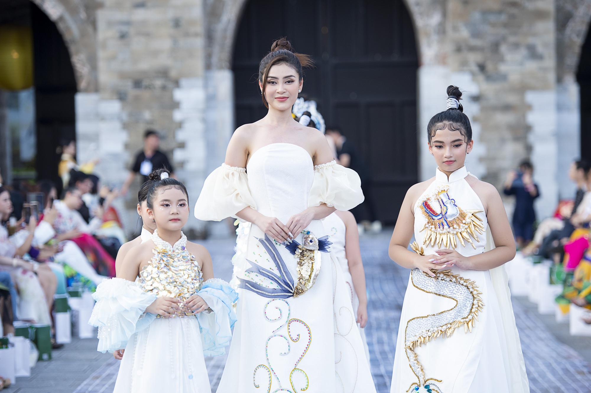 Mãn Nhãn Với Bst áo Dài Cá Chép Hóa Rồng Tại Hoàng Thành Thăng Long 3476