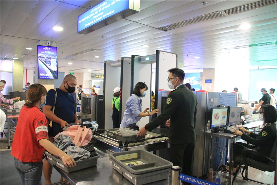Sân bay Nội Bài dự kiến đón 80.000 khách/ngày dịp nghỉ lễ Quốc khánh, hành khách cần lưu ý những gì khi đi tàu bay? - Ảnh 2.