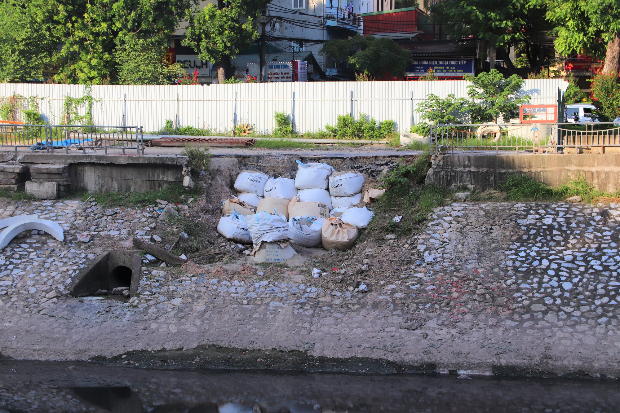 Thực trạng đường đi bộ ven sông Tô Lịch sau khi tam dừng hoạt động - Ảnh 6.