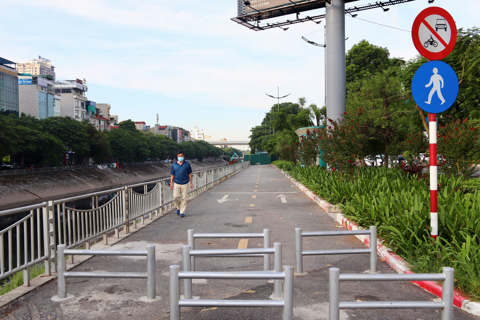 Thực trạng đường đi bộ ven sông Tô Lịch sau khi tam dừng hoạt động - Ảnh 1.