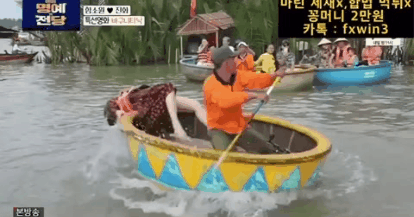Trò chơi quẩy thuyền thúng tại Việt Nam khiến khách du lịch vừa phấn khích vừa muốn “tiền đình”  - Ảnh 6.