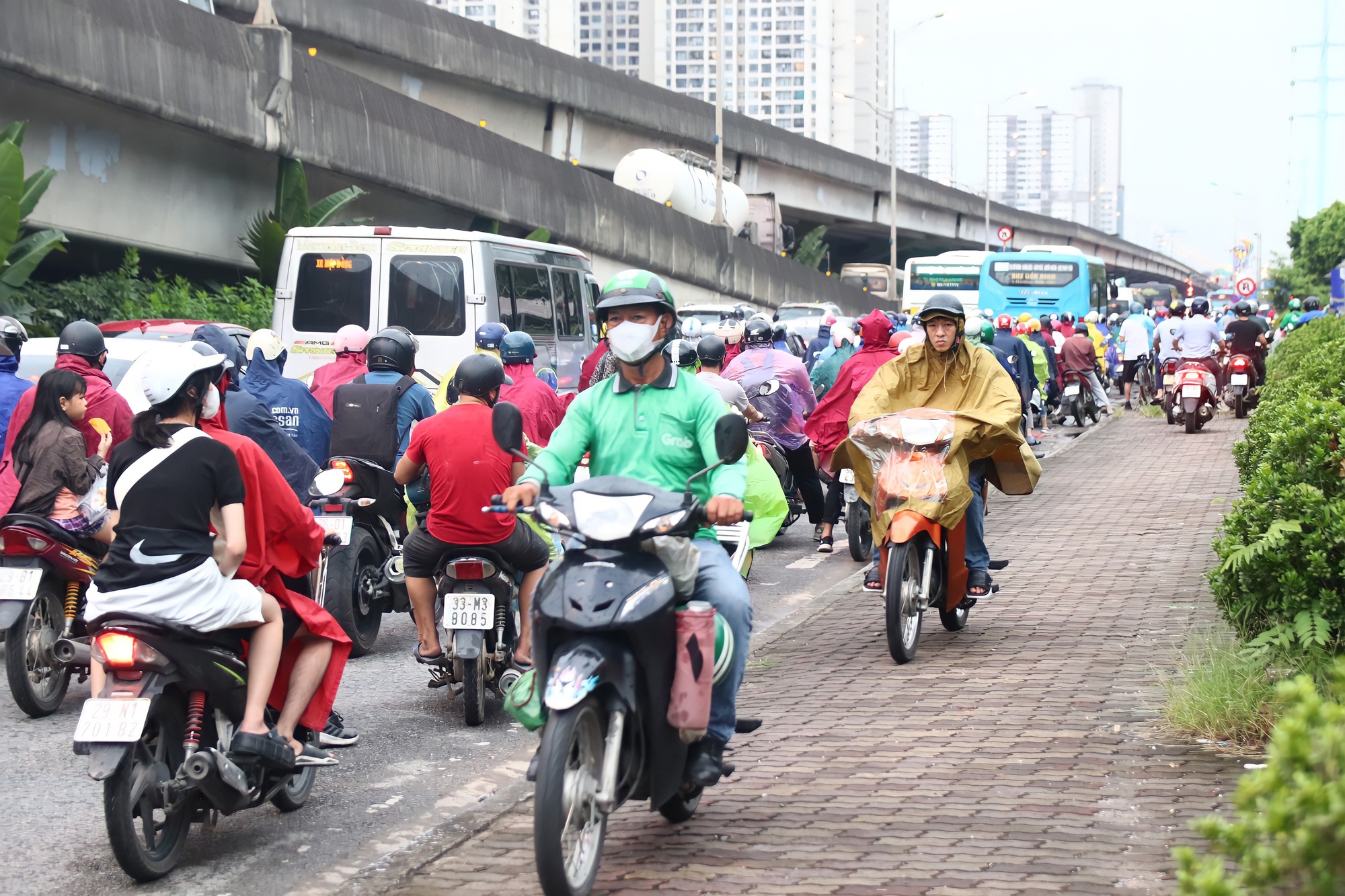 Ảnh: Xe máy di chuyển thiếu văn hóa khắp Hà Nội, ngang nhiên vi phạm ngay trước mặt CSGT - Ảnh 17.