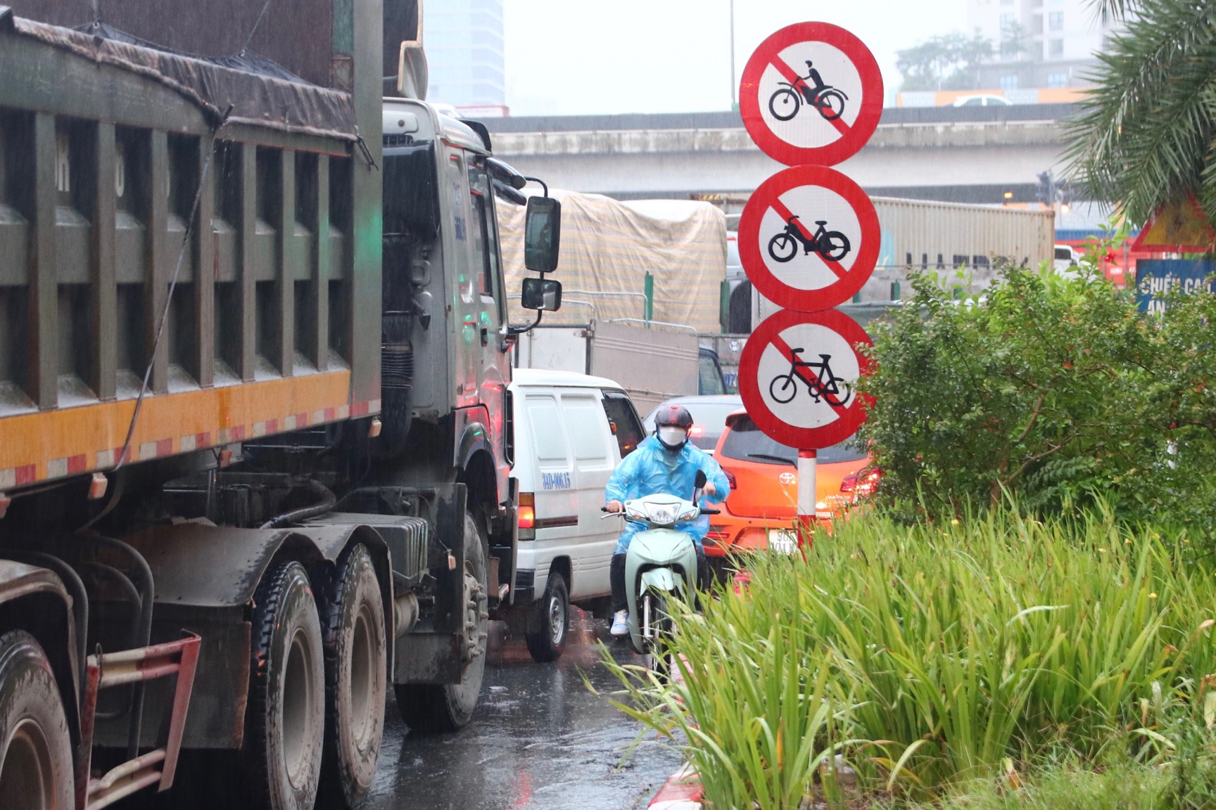 Ảnh: Xe máy di chuyển thiếu văn hóa khắp Hà Nội, ngang nhiên vi phạm ngay trước mặt CSGT - Ảnh 16.
