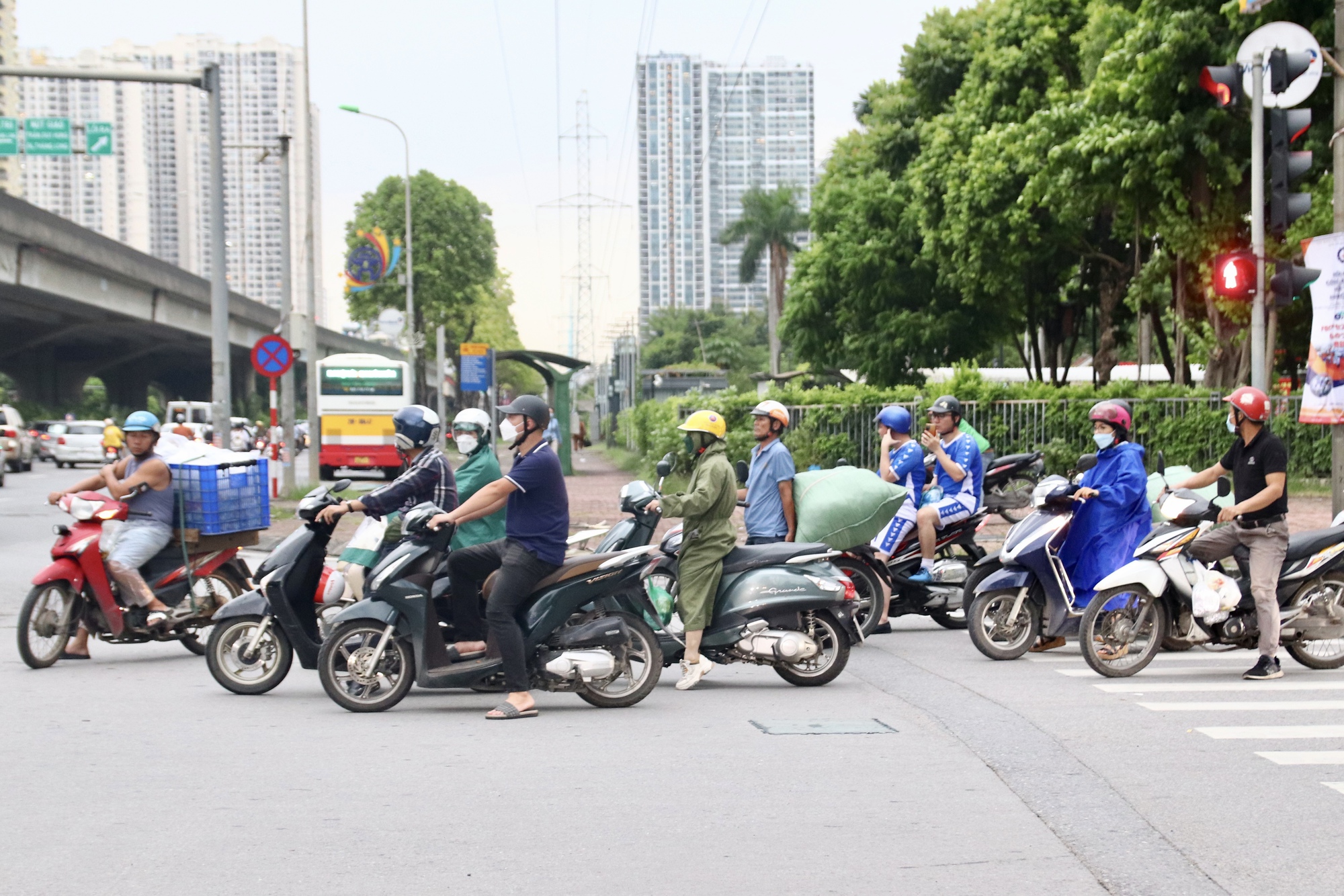 Ảnh: Xe máy di chuyển thiếu văn hóa khắp Hà Nội, ngang nhiên vi phạm ngay trước mặt CSGT - Ảnh 12.