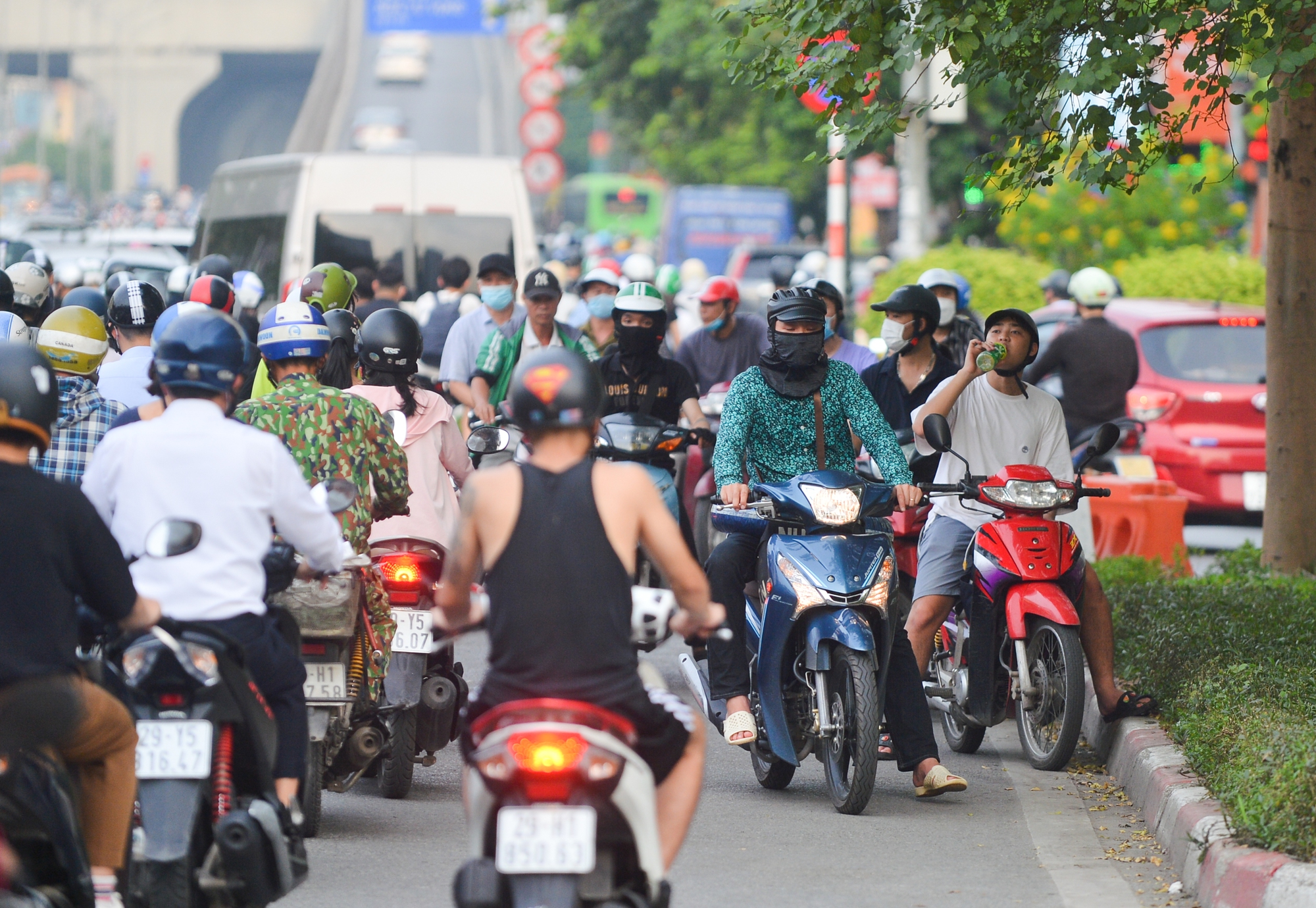 Ảnh: Xe máy di chuyển thiếu văn hóa khắp Hà Nội, ngang nhiên vi phạm ngay trước mặt CSGT - Ảnh 3.