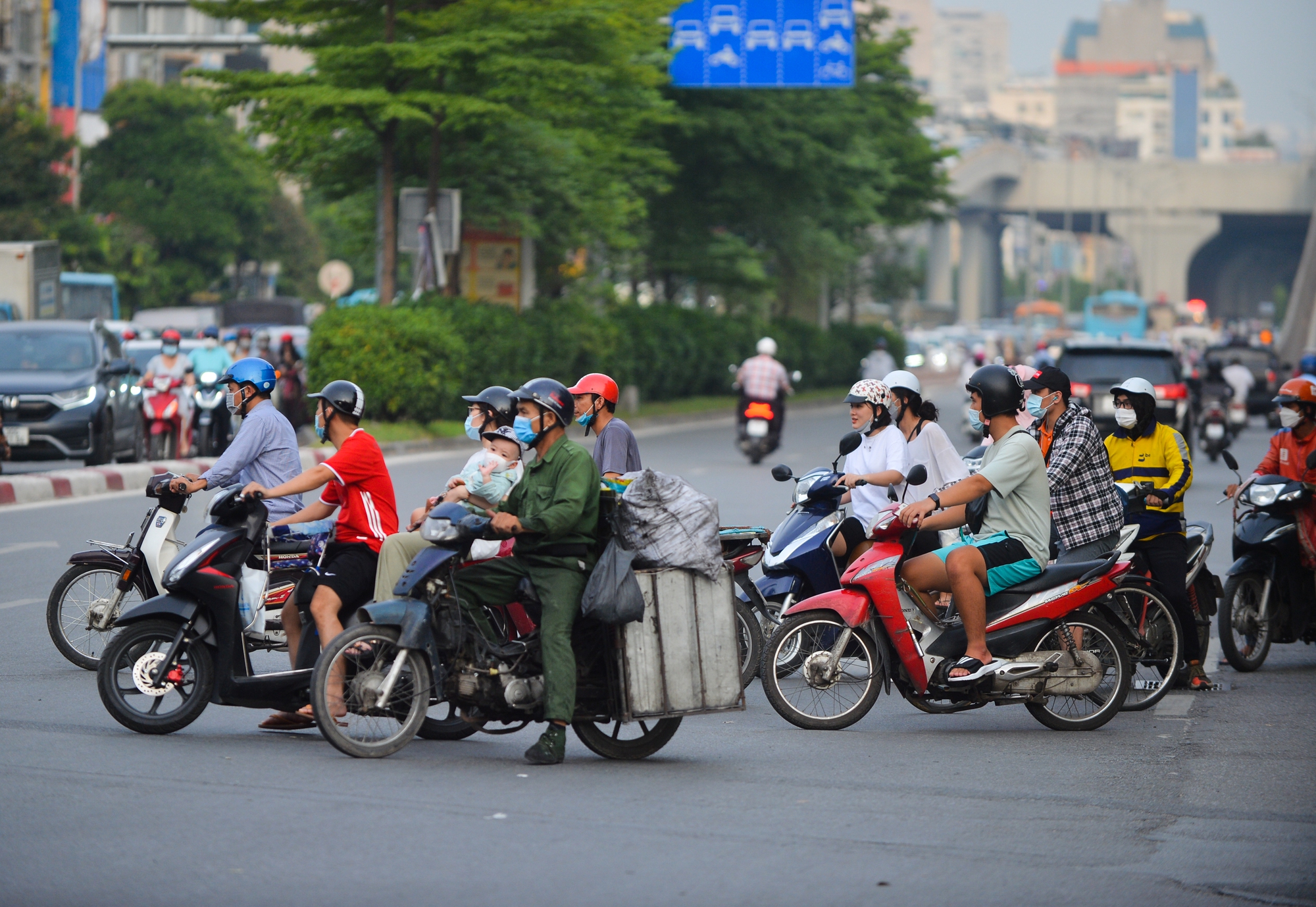 Ảnh: Xe máy di chuyển thiếu văn hóa khắp Hà Nội, ngang nhiên vi phạm ngay trước mặt CSGT - Ảnh 4.
