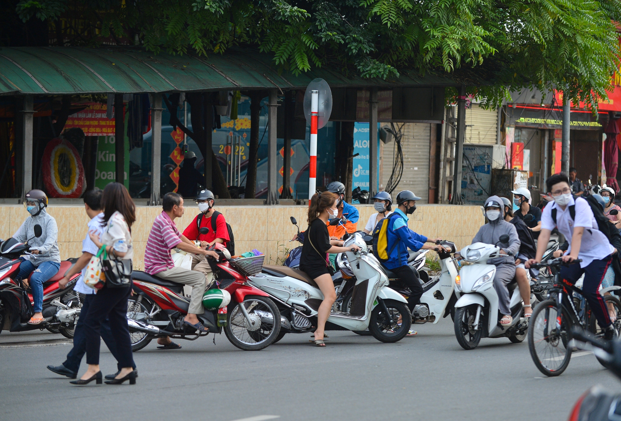 'Đau đầu' cảnh xe máy chạy bất chấp luật lệ, ngang nhiên vi phạm ngay trước mặt CSGT ở Hà Nội - Ảnh 5.