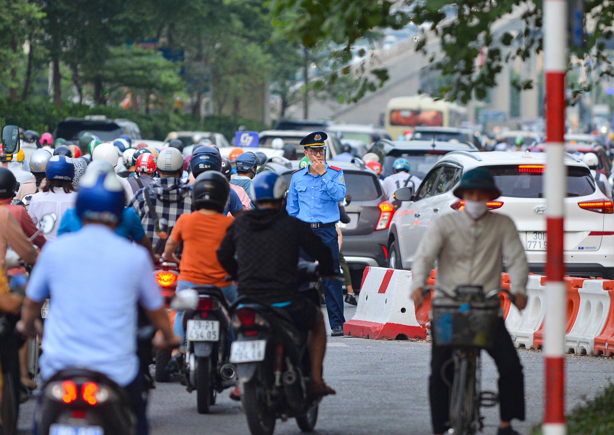 Ảnh: Xe máy di chuyển thiếu văn hóa khắp Hà Nội, ngang nhiên vi phạm ngay trước mặt CSGT - Ảnh 2.