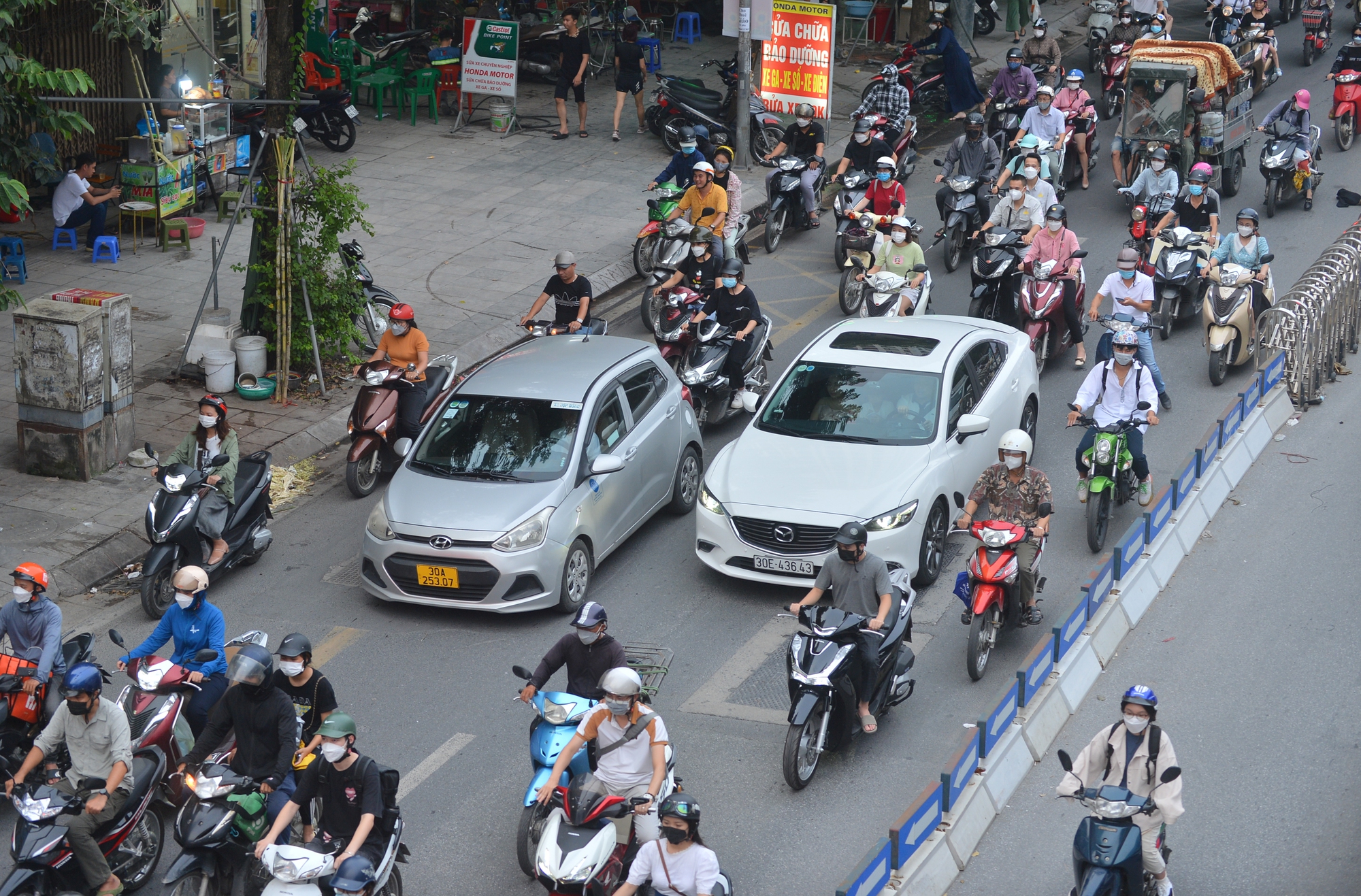 Ảnh: Xe máy di chuyển thiếu văn hóa khắp Hà Nội, ngang nhiên vi phạm ngay trước mặt CSGT - Ảnh 10.