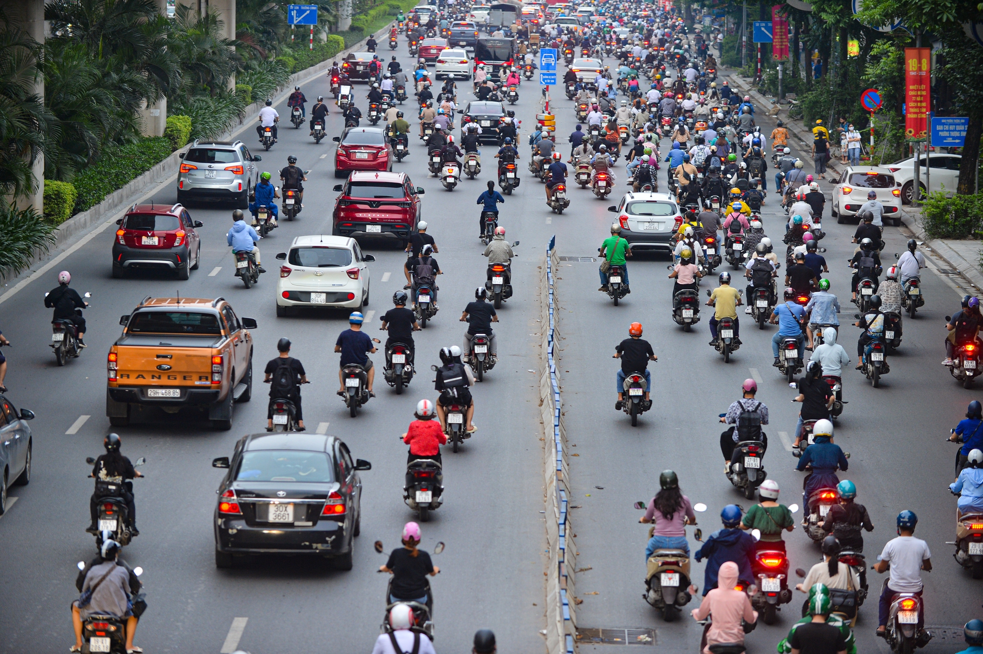 Ảnh: Xe máy di chuyển thiếu văn hóa khắp Hà Nội, ngang nhiên vi phạm ngay trước mặt CSGT - Ảnh 7.