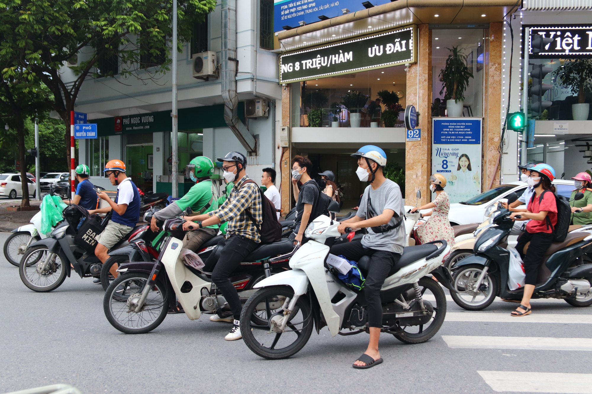 Ảnh: Xe máy di chuyển thiếu văn hóa khắp Hà Nội, ngang nhiên vi phạm ngay trước mặt CSGT - Ảnh 11.