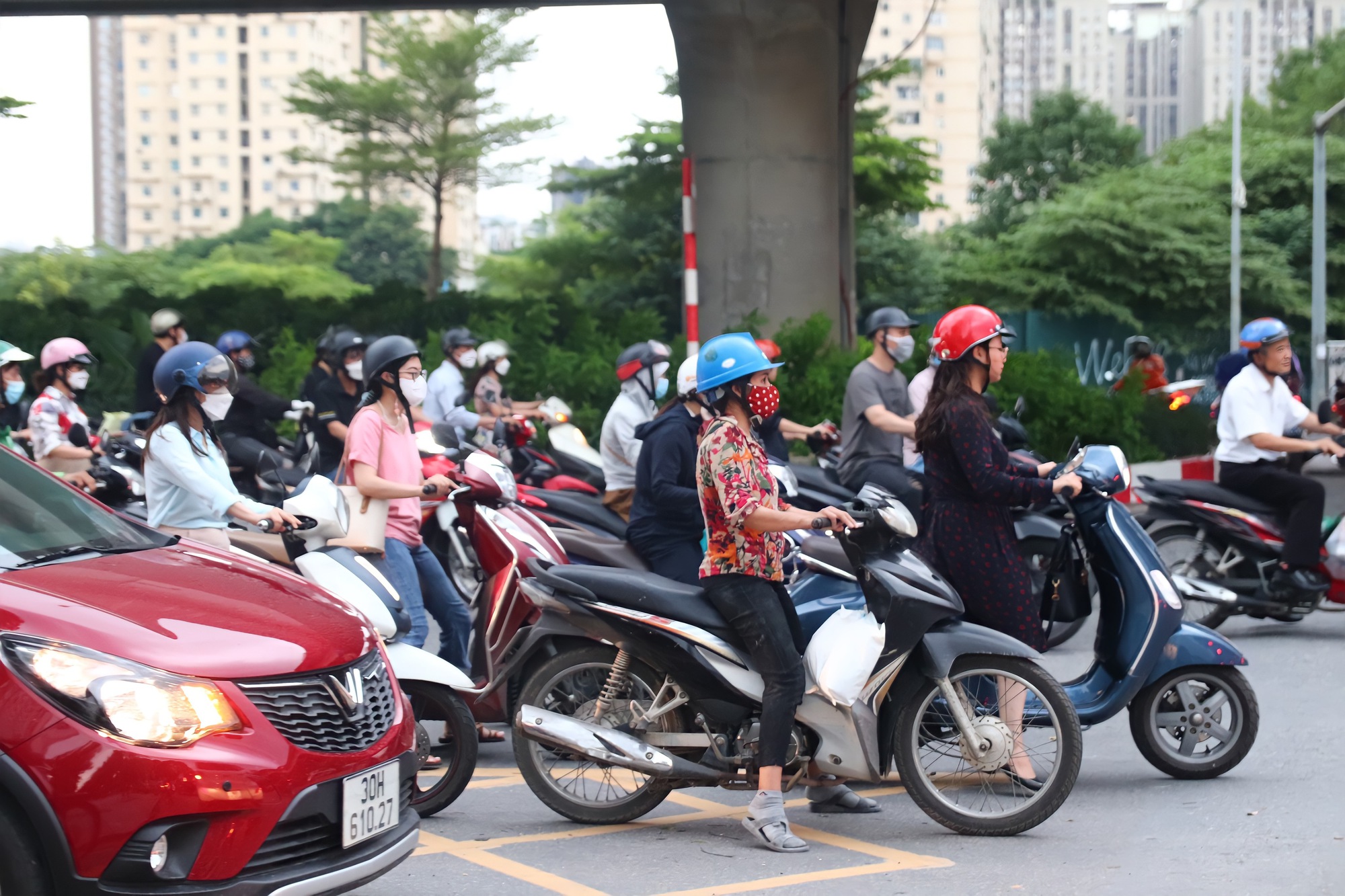 Ảnh: Xe máy di chuyển thiếu văn hóa khắp Hà Nội, ngang nhiên vi phạm ngay trước mặt CSGT - Ảnh 13.