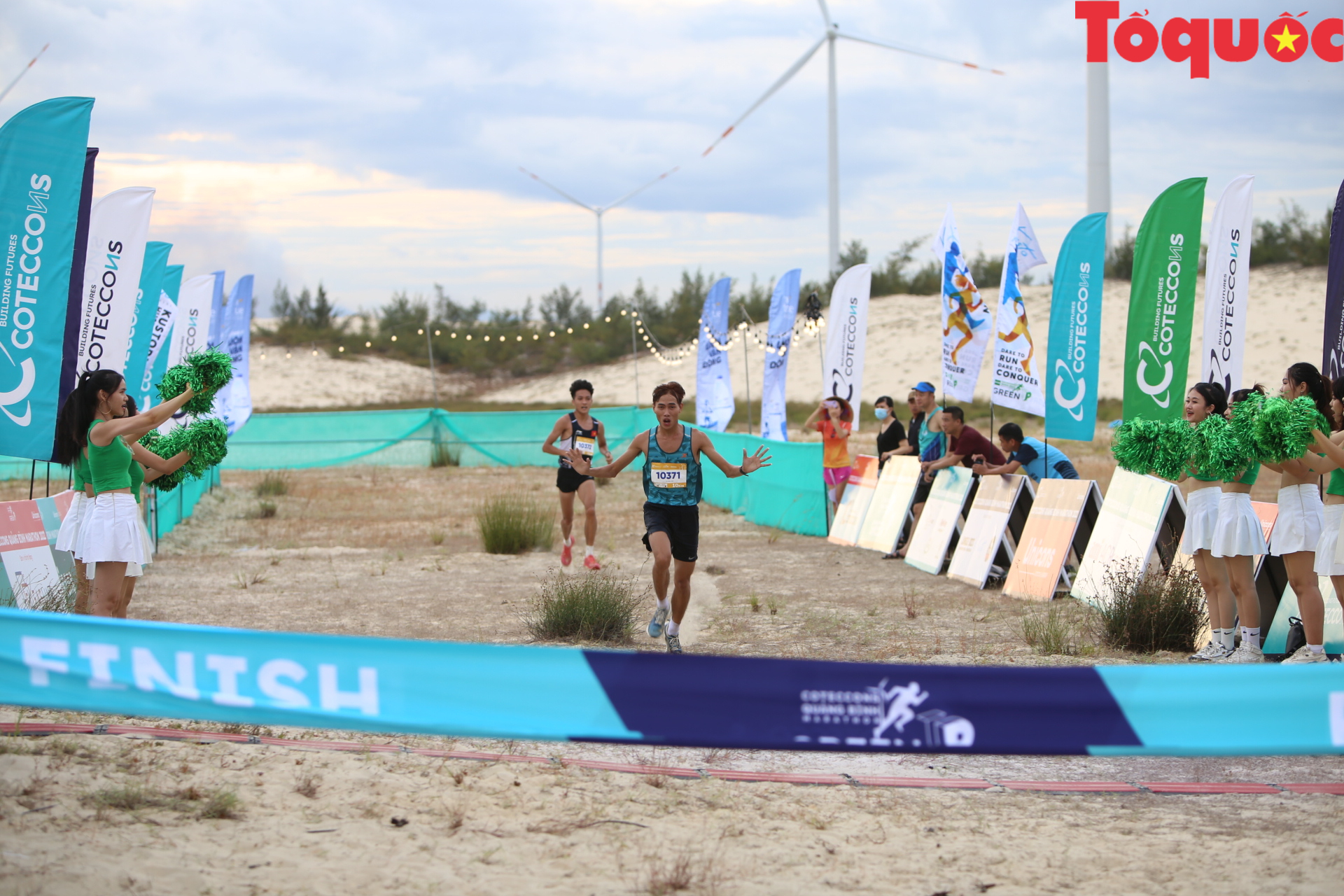 Ấn tượng giải chạy Marathon &quot;xanh&quot; trên đồi cát trắng Quảng Bình - Ảnh 8.